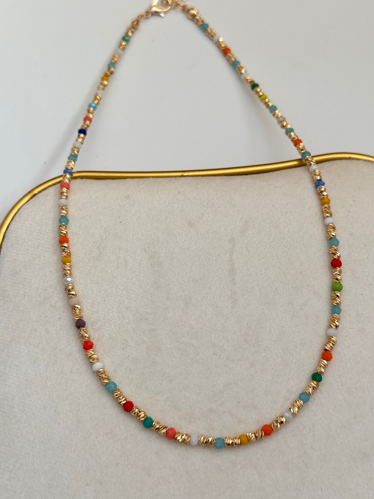 ORİN RENKLİ BONCUKLU ALTIN KAPLAMA DETAYLI KOLYE