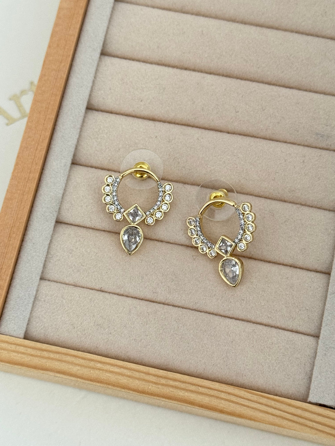 LUME TAŞ DETAYLI GOLD KÜPE