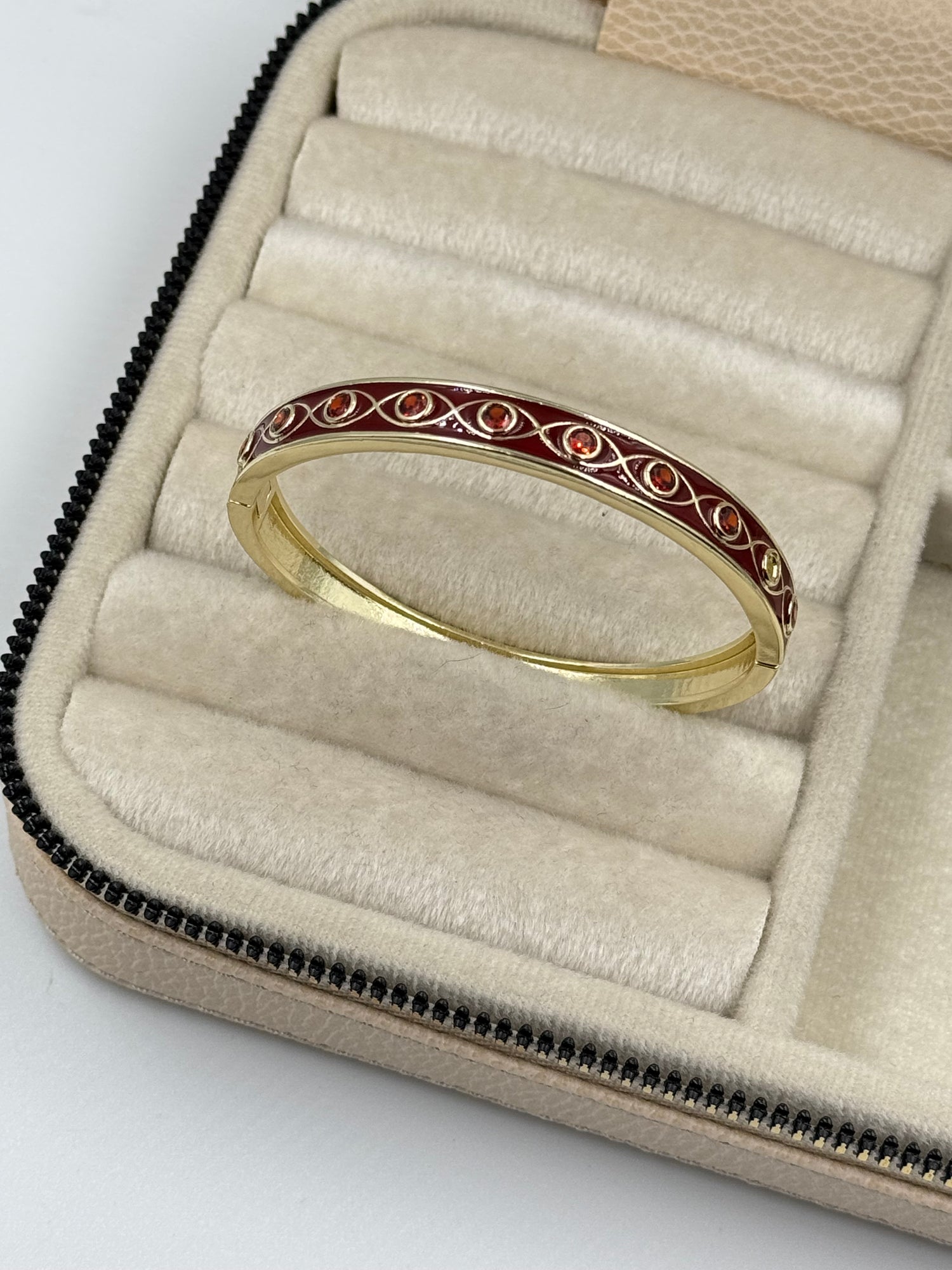 İTHAL BORDO MİNELİ TAŞ DETAYLI GOLD KELEPÇE BİLEZİK