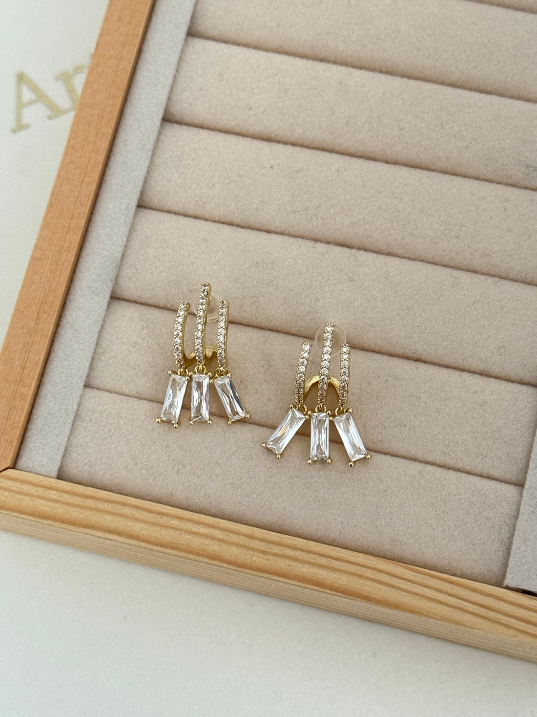 LUNİRA SALLANTILI TAŞ DETAYLI GOLD KÜPE