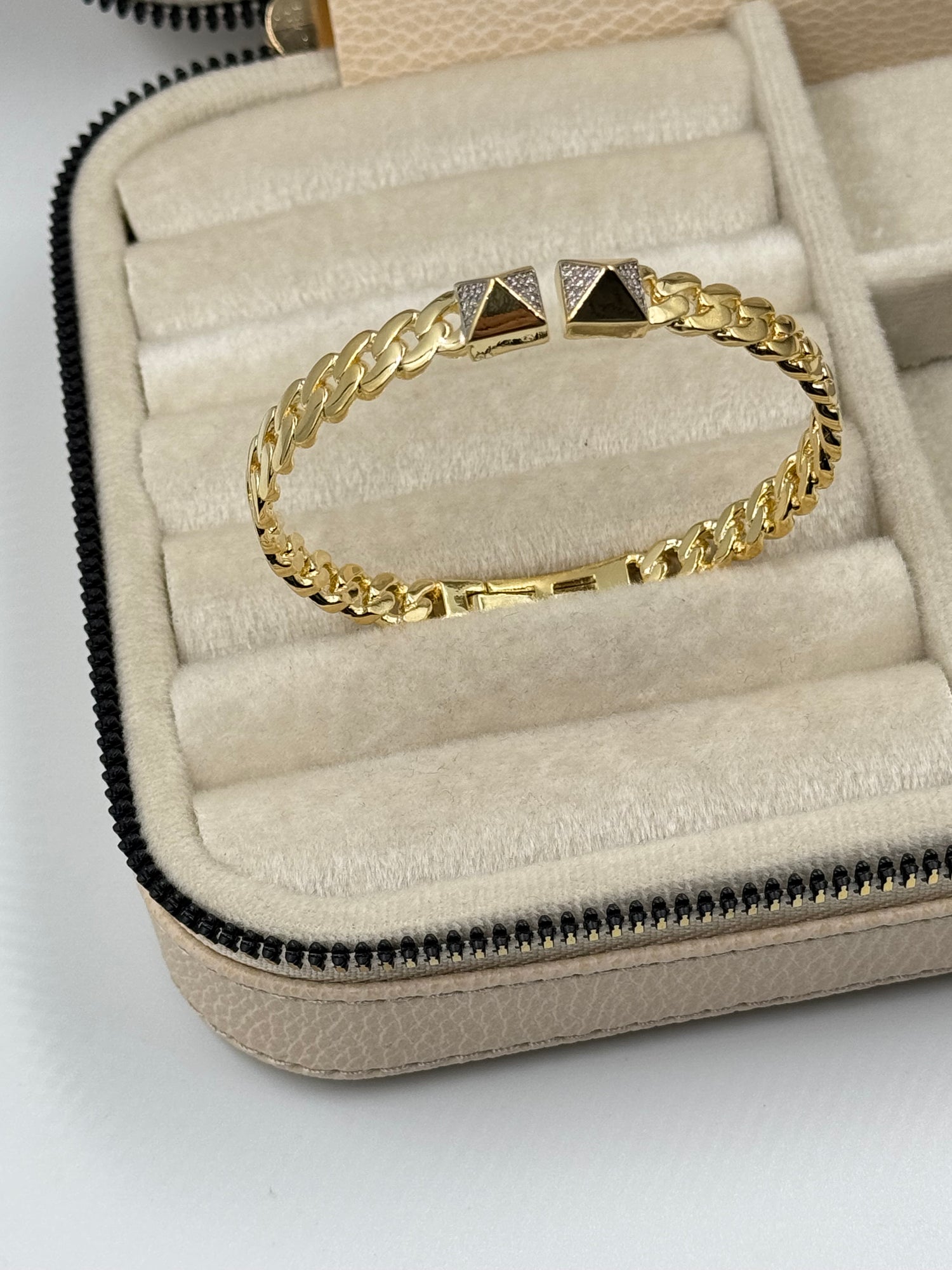 İTHAL ÜÇGEN DETAYLI ZİNCİR GOLD KELEPÇE BİLEZİK