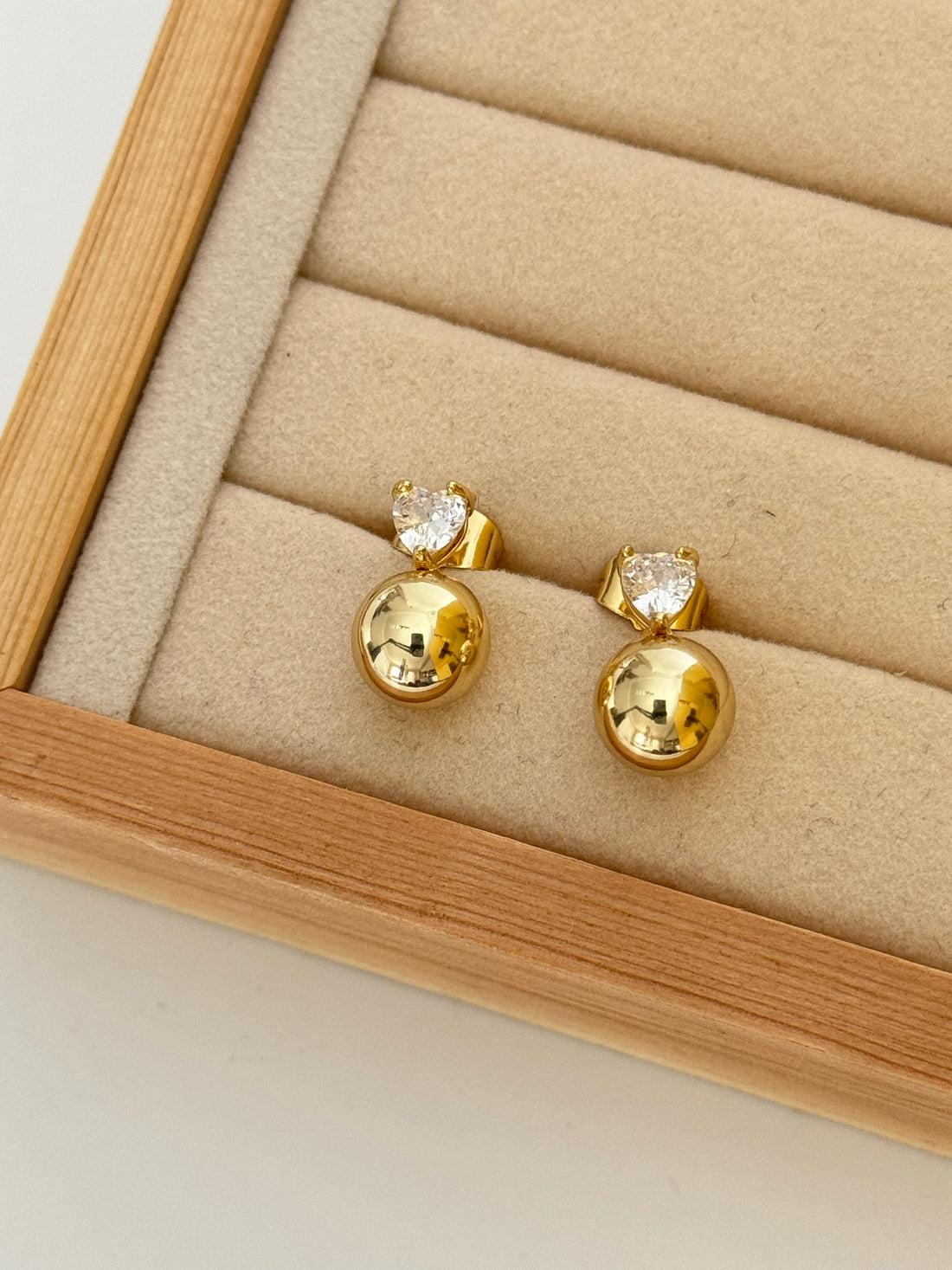 LİLOA KALP TAŞ DETAYLI GOLD TOP KÜPE