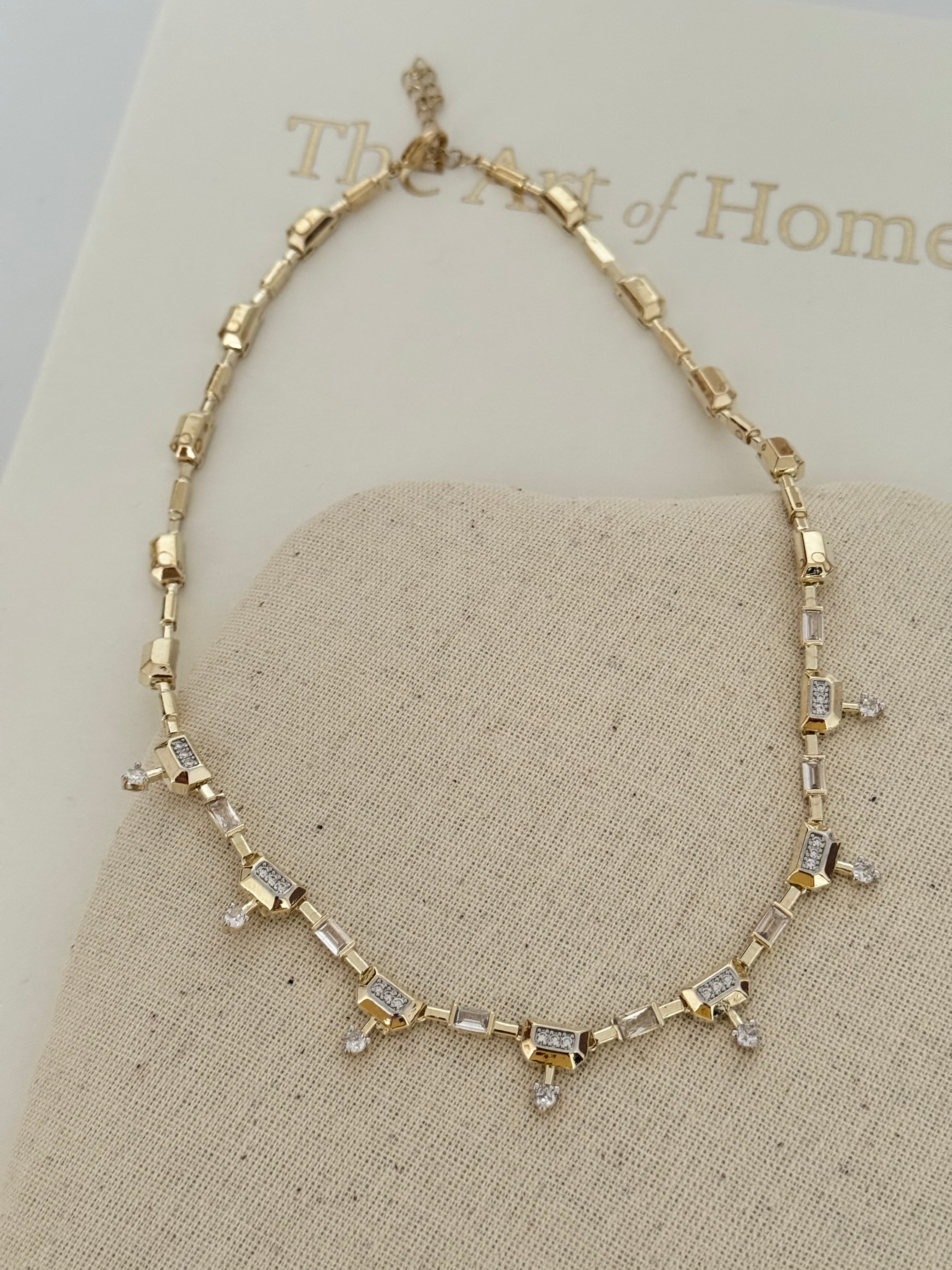 MADELEİNE GEOMETRİK TAŞ DETAYLI GOLD KOLYE