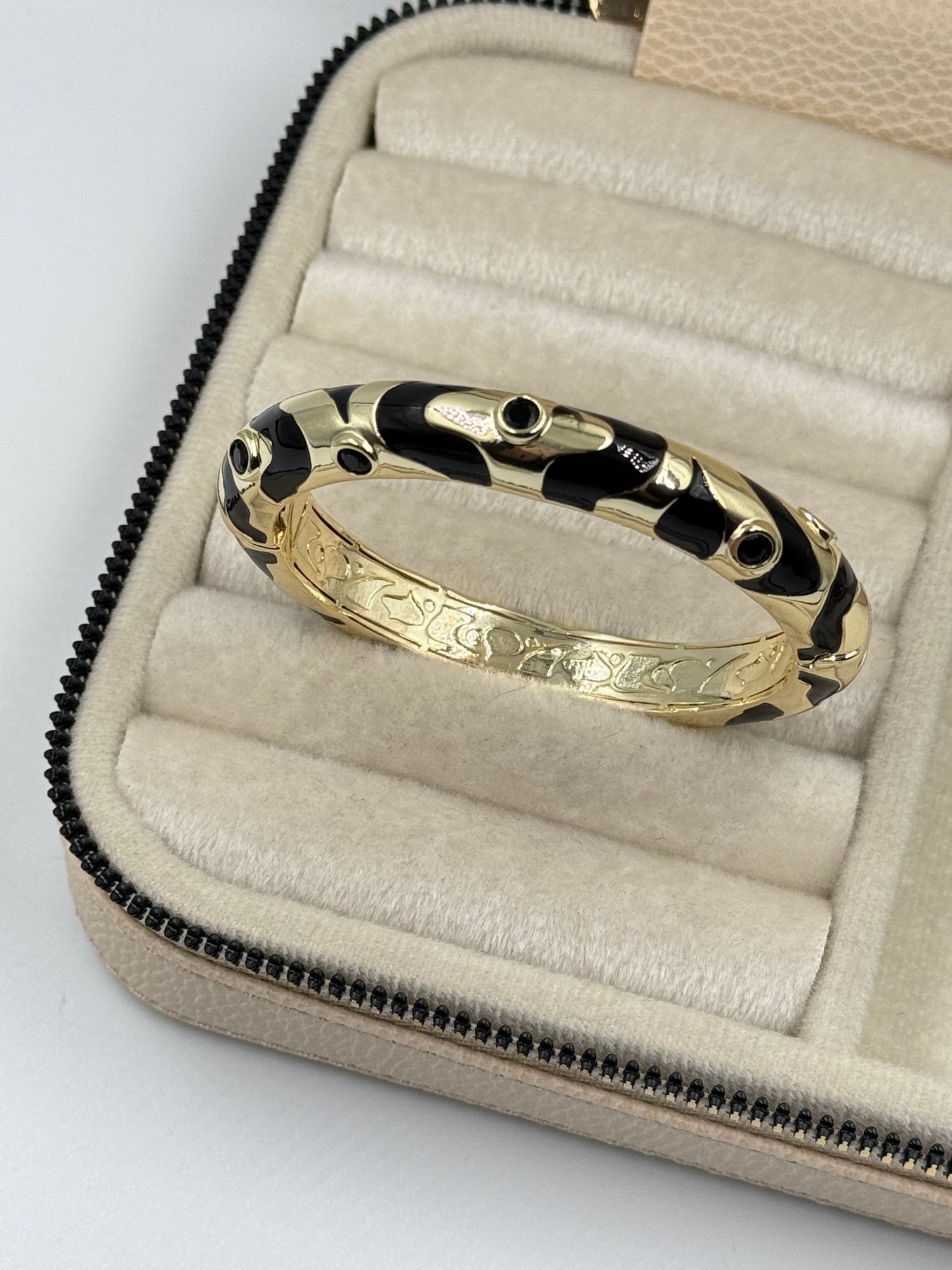 İTHAL SİYAH MİNELİ TAŞ DETAYLI GOLD KELEPÇE BİLEZİK