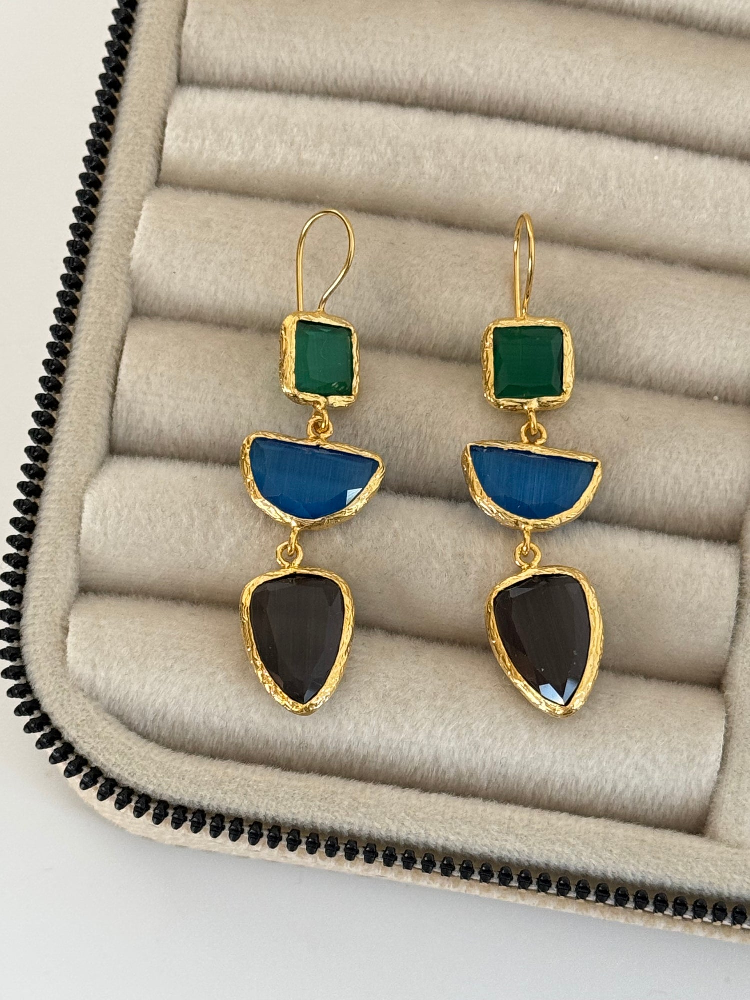 DELFİN RENKLİ CAM TAŞLI ALTIN KAPLAMA KÜPE