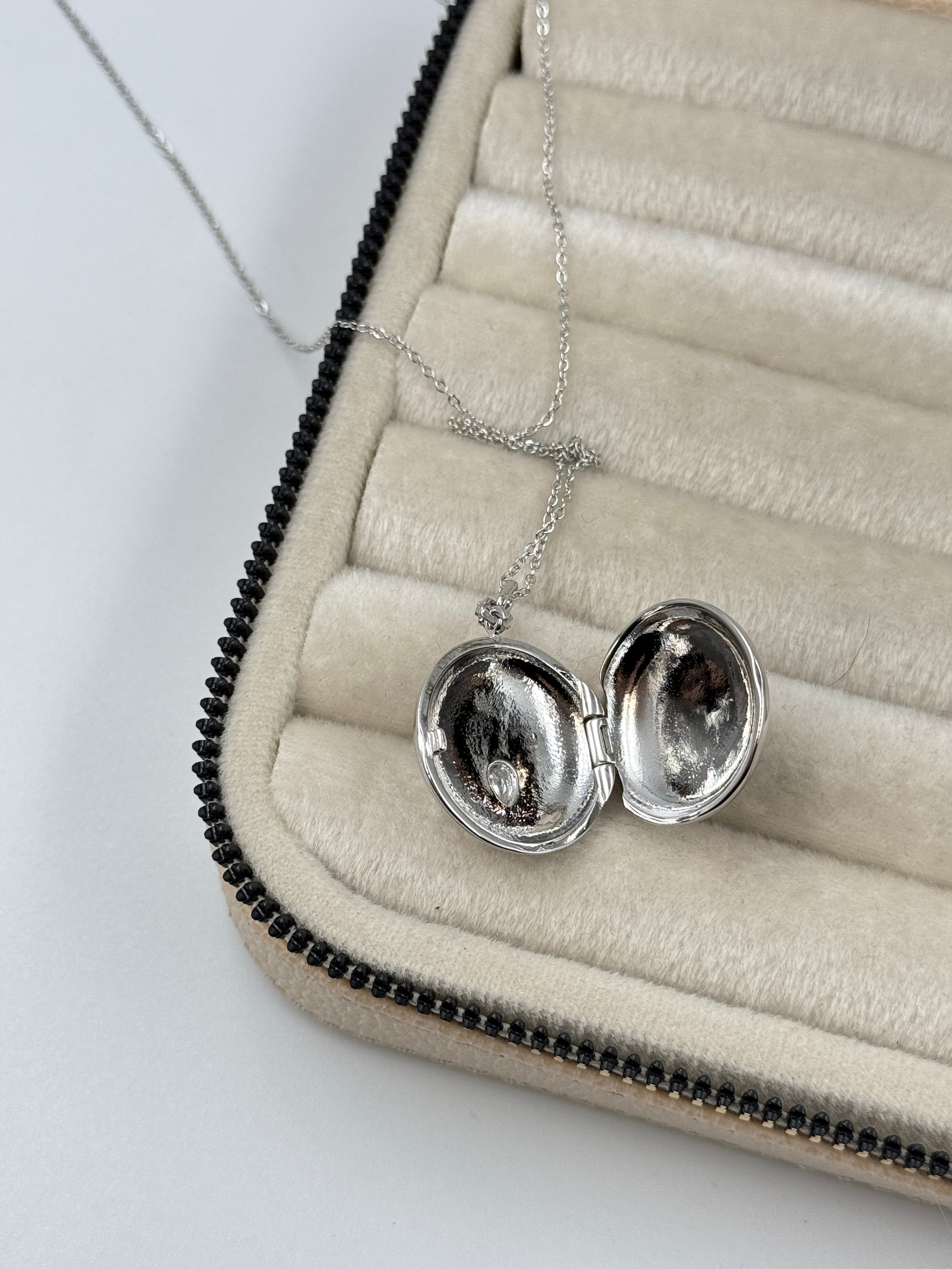 İTHAL KAPAKLI AÇILABİLİR RESİMLİKLİ TAŞLI UZUN SİLVER KOLYE