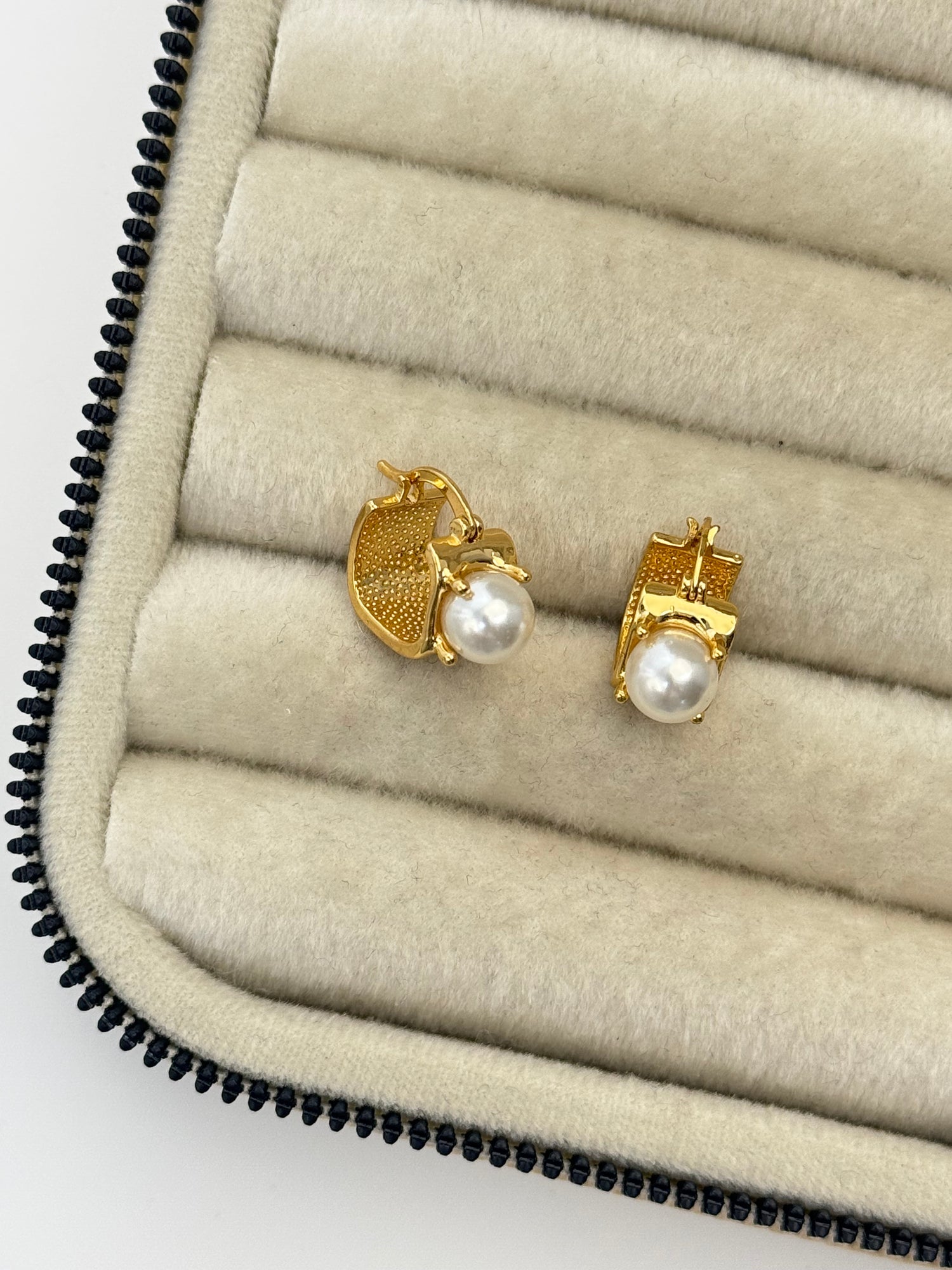 İNCİ DETAYLI GOLD KARE HALKA KÜPE