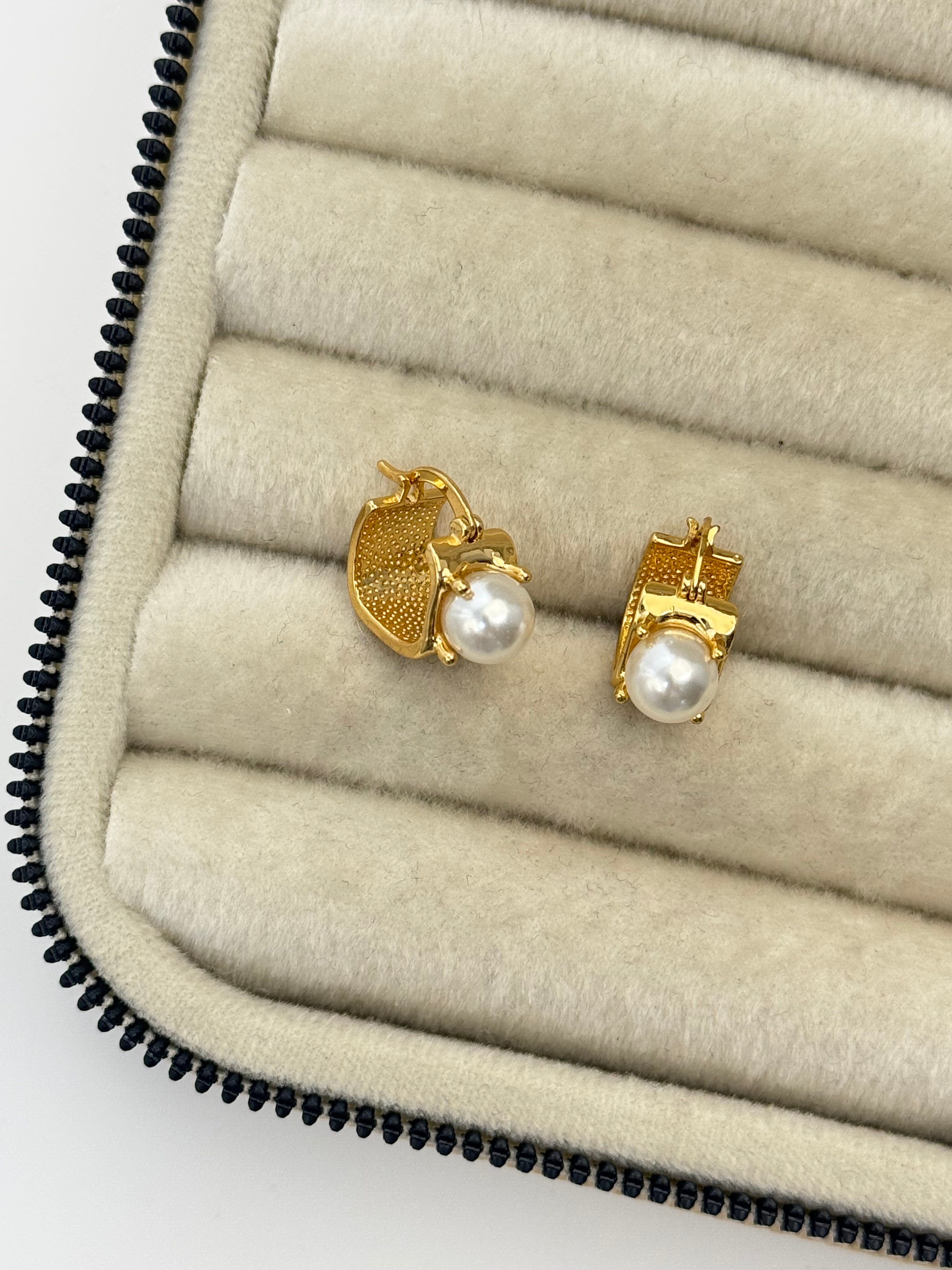 İNCİ DETAYLI GOLD KARE HALKA KÜPE