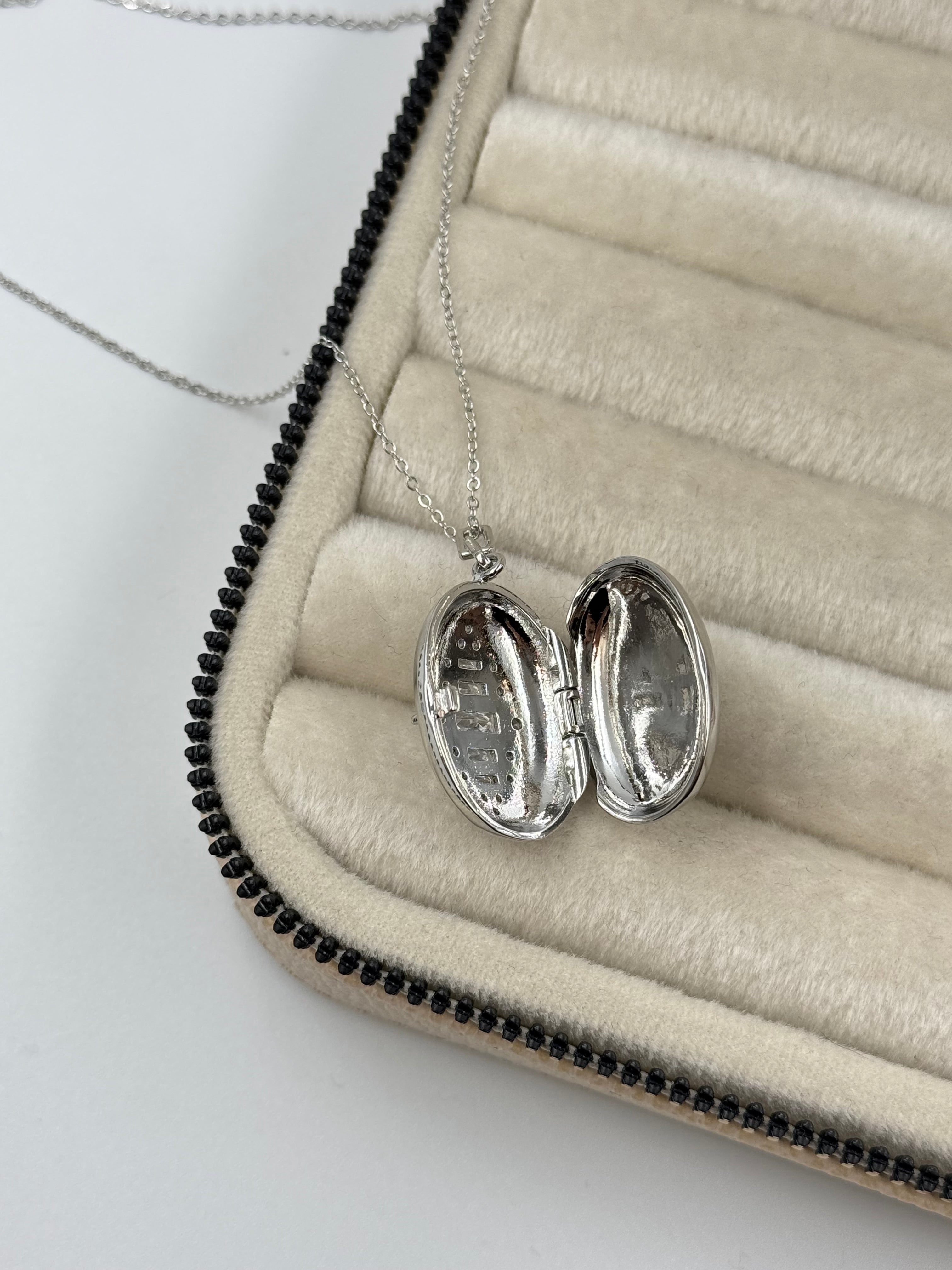 İTHAL KAPAKLI AÇILABİLİR RESİMLİKLİ YEŞİL TAŞLI UZUN GOLD KOLYE