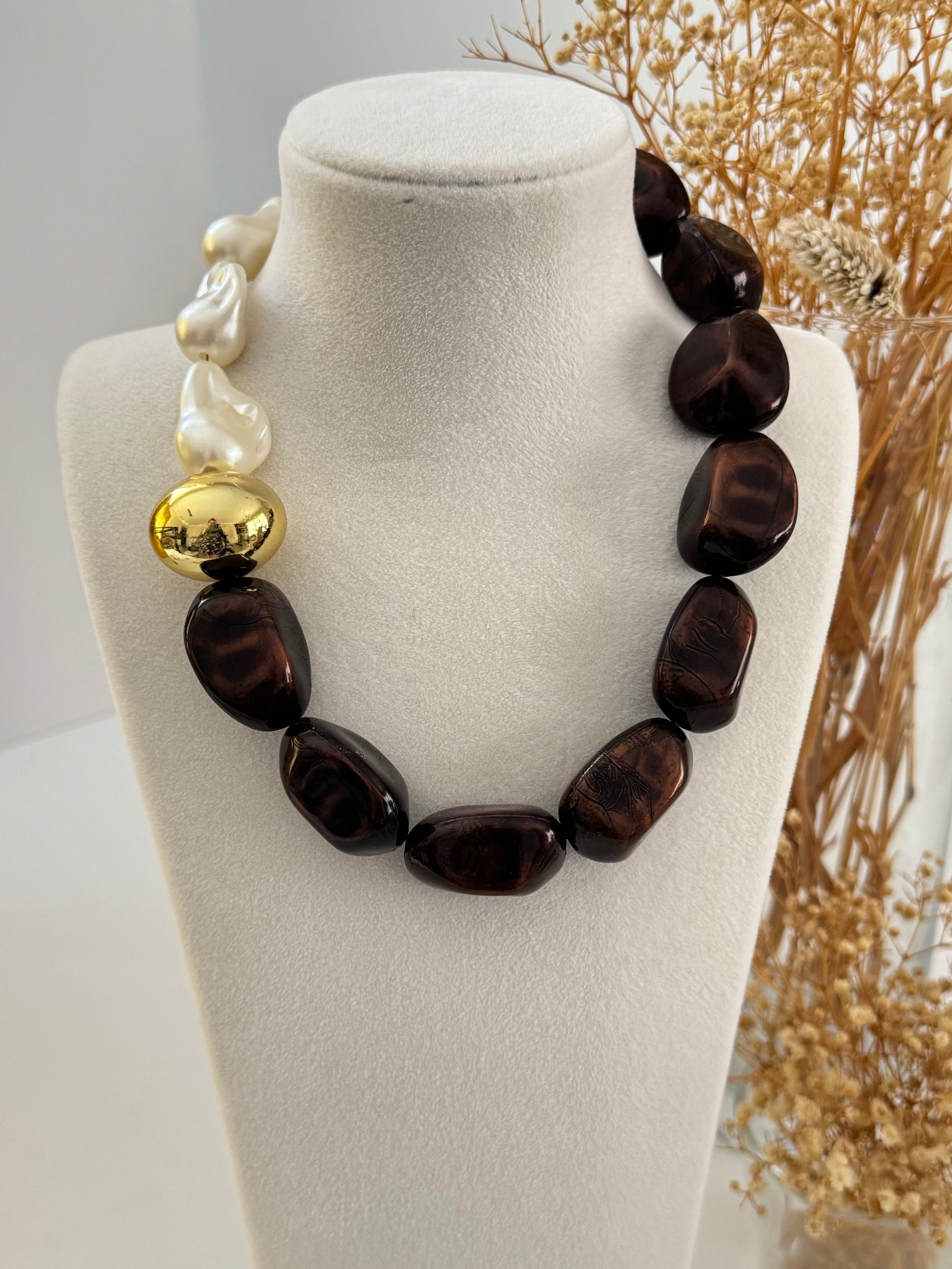 İTHAL İNCİ DETAYLI KAHVERENGİ KEMİK KOLYE