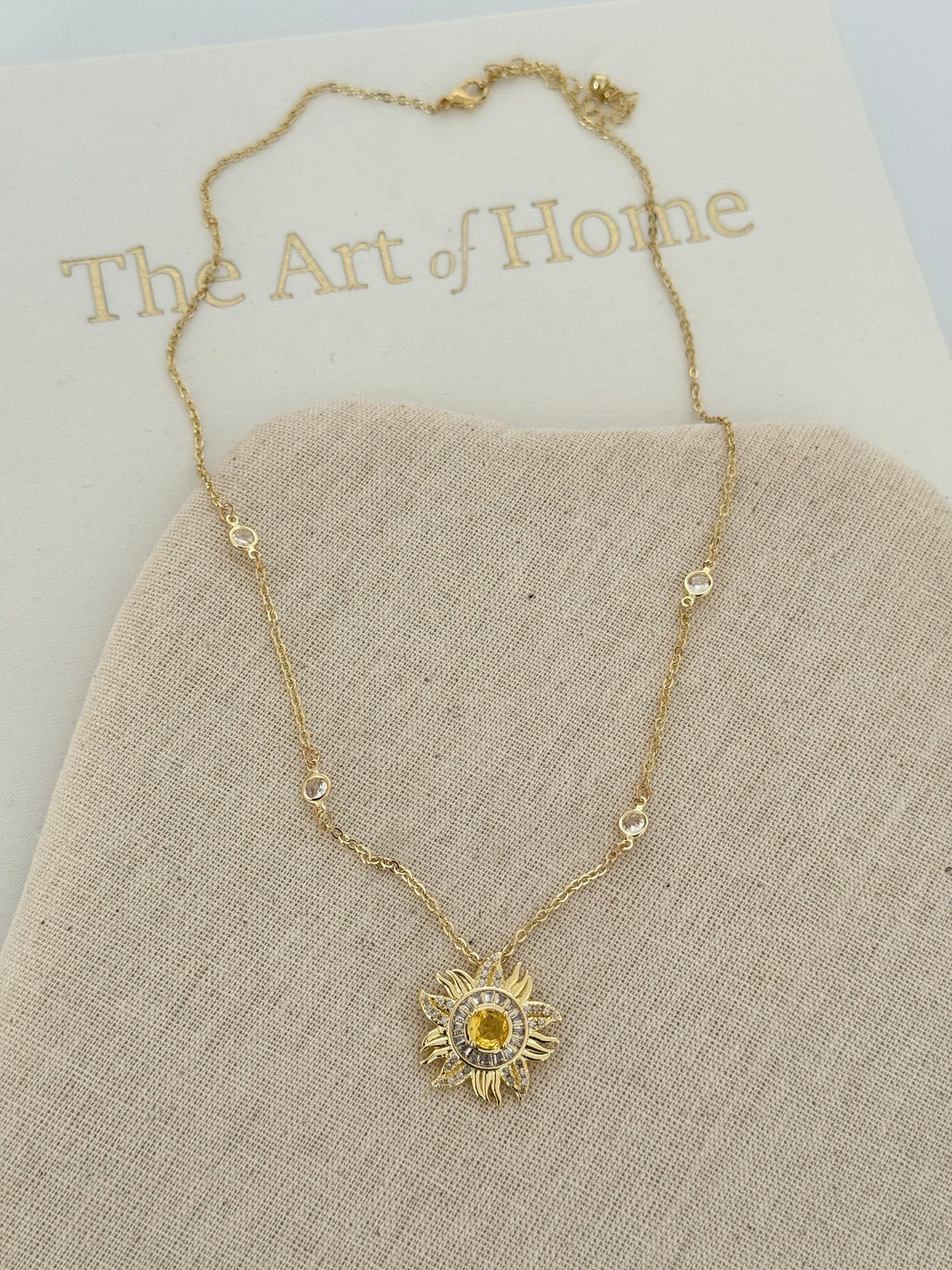SELUNE GÜNEŞ DETAYLI TAŞI GOLD KOLYE