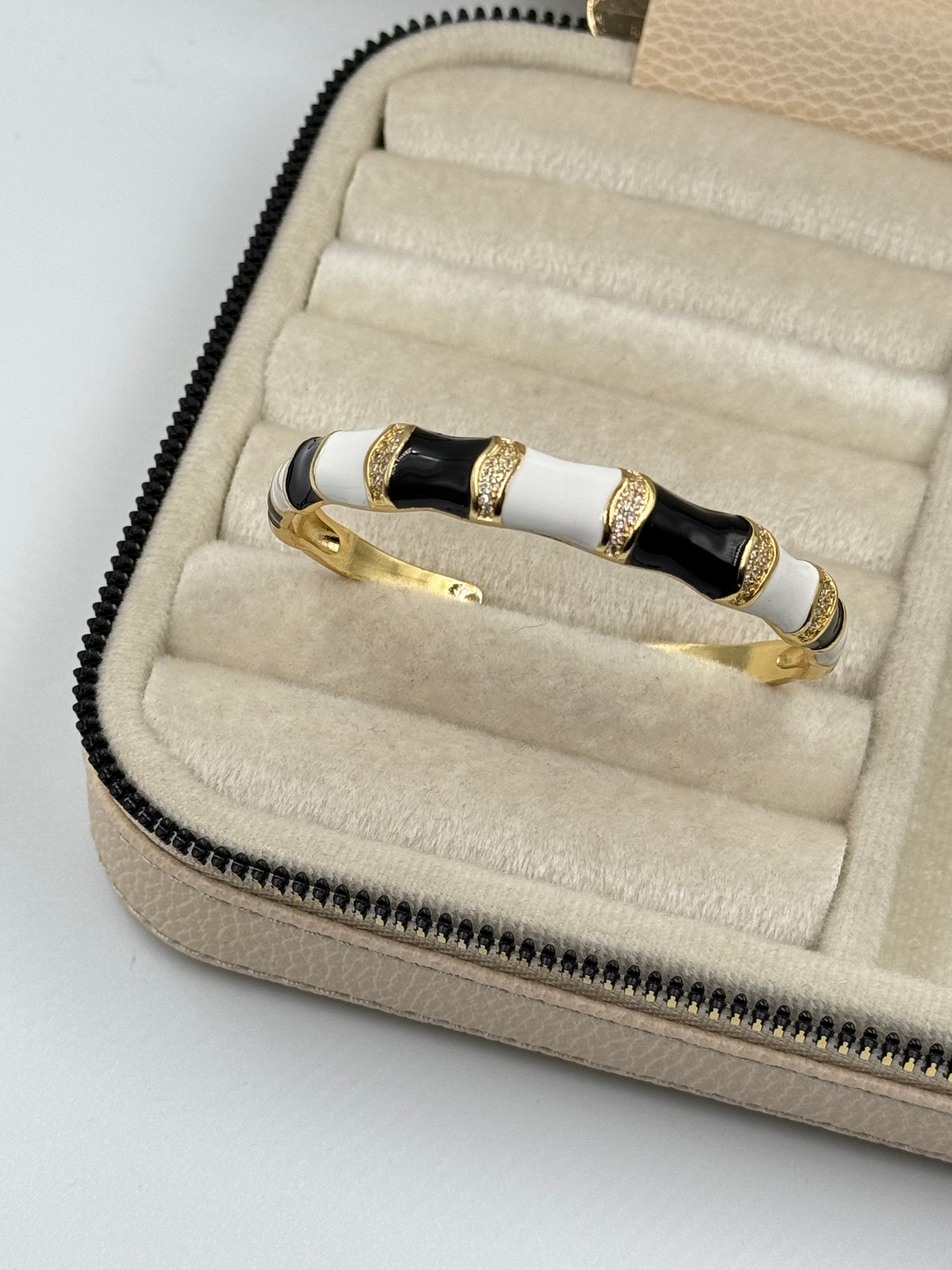 İTHAL SİYAH BEYAZ MİNELİ RENKLİ TAŞ DETAYLI GOLD KELEPÇE BİLEZİK