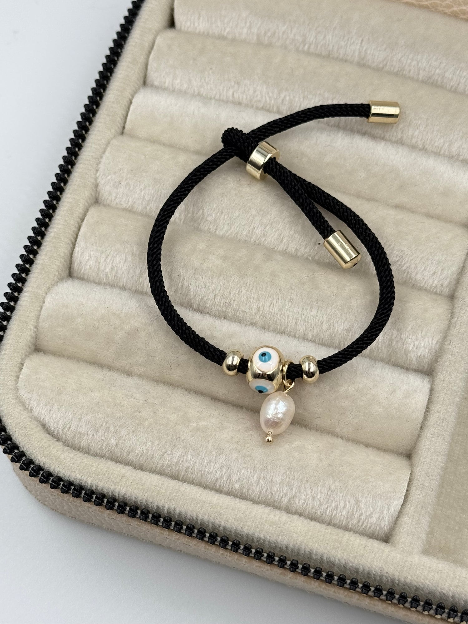 İTHAL NAZAR BONCUKLU İNCİ DETAYLI SİYAH İPLİ AYARLANABİLİR BİLEKLİK