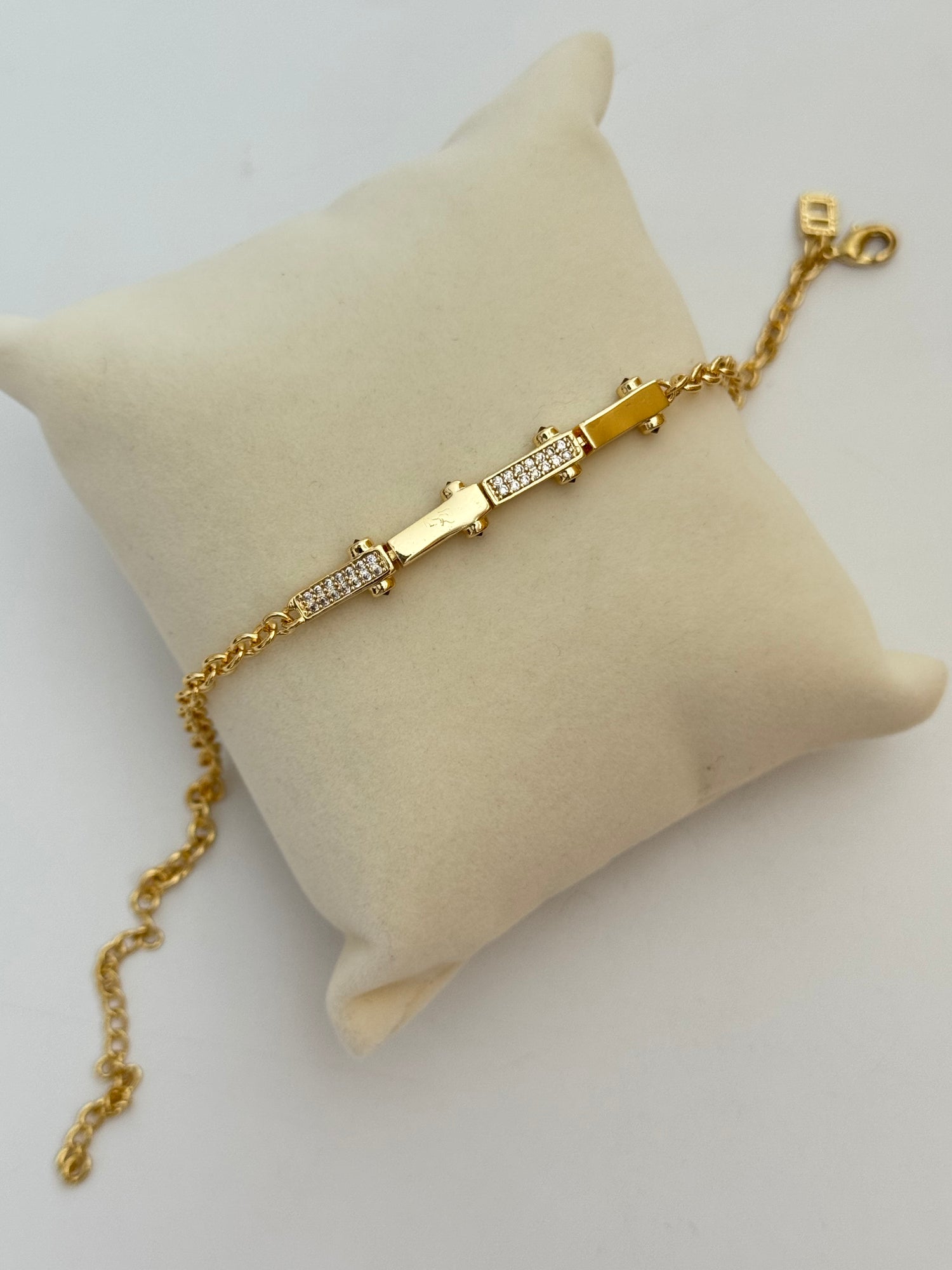 AVİN TAŞ DETAYLI GOLD BİLEKLİK