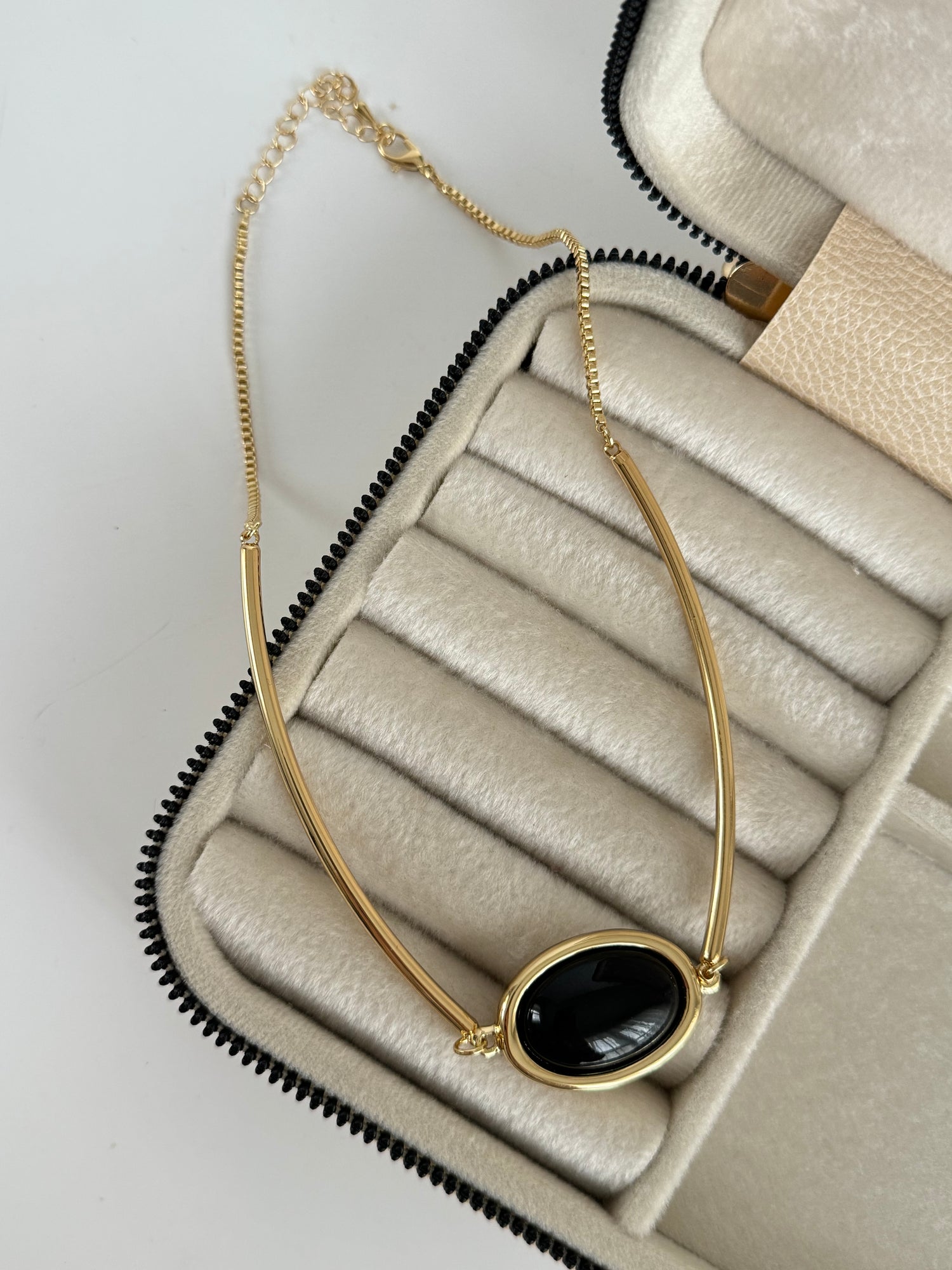 İTHAL Z*RA MARKA SİYAH TAŞLI GOLD KOLYE