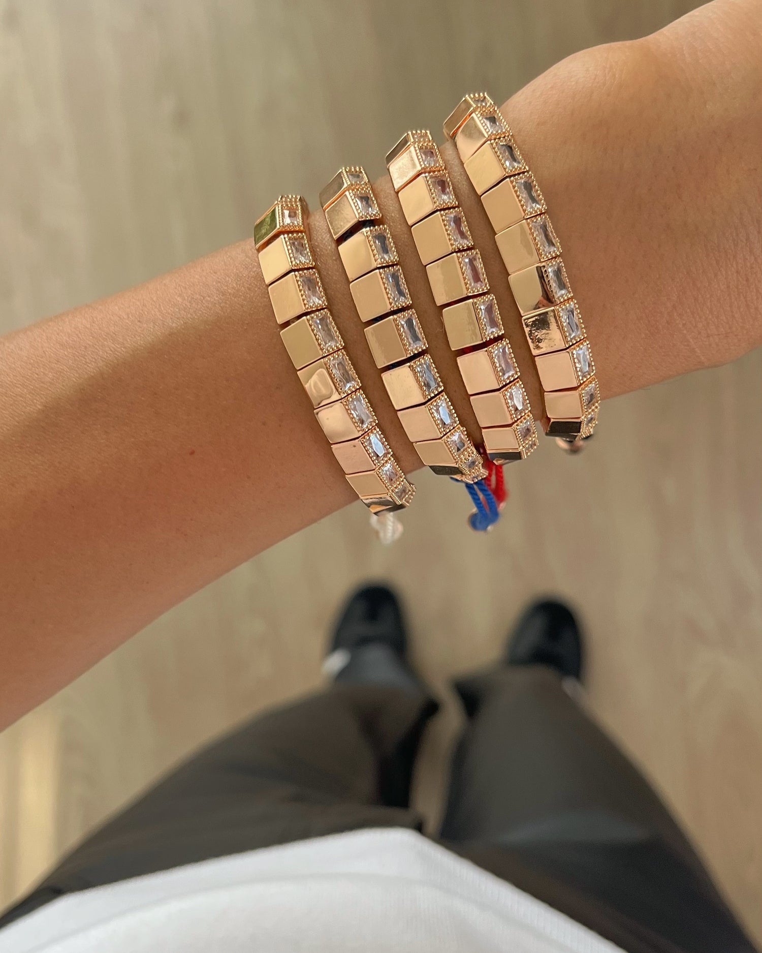 İTHAL TAŞ DETAYLI GOLD SİYAH İPLİ BİLEKLİK