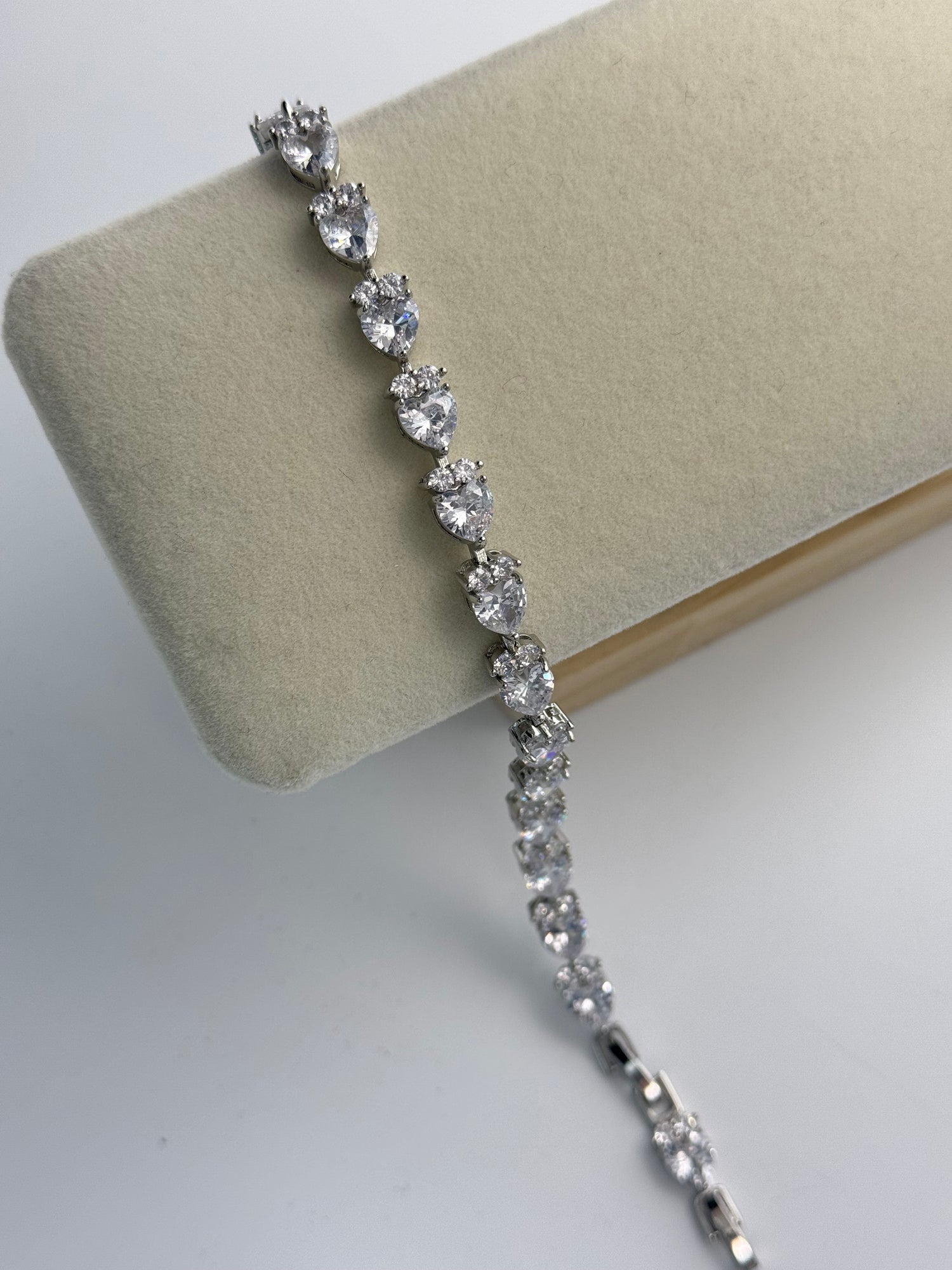 İTHAL ZİRKON TAŞLI ÇİLEK DETAYLI BİLEKLİK