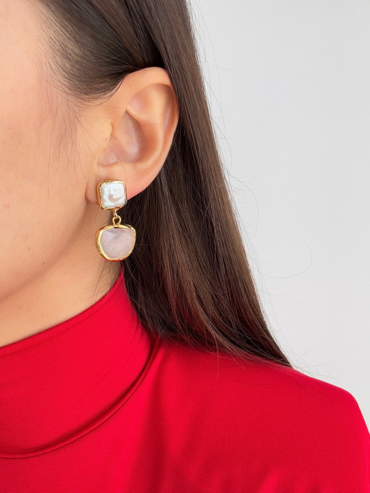 İNCİ VE DOĞAL TAŞ DETAYLI ALTIN KAPLAMA KÜPE