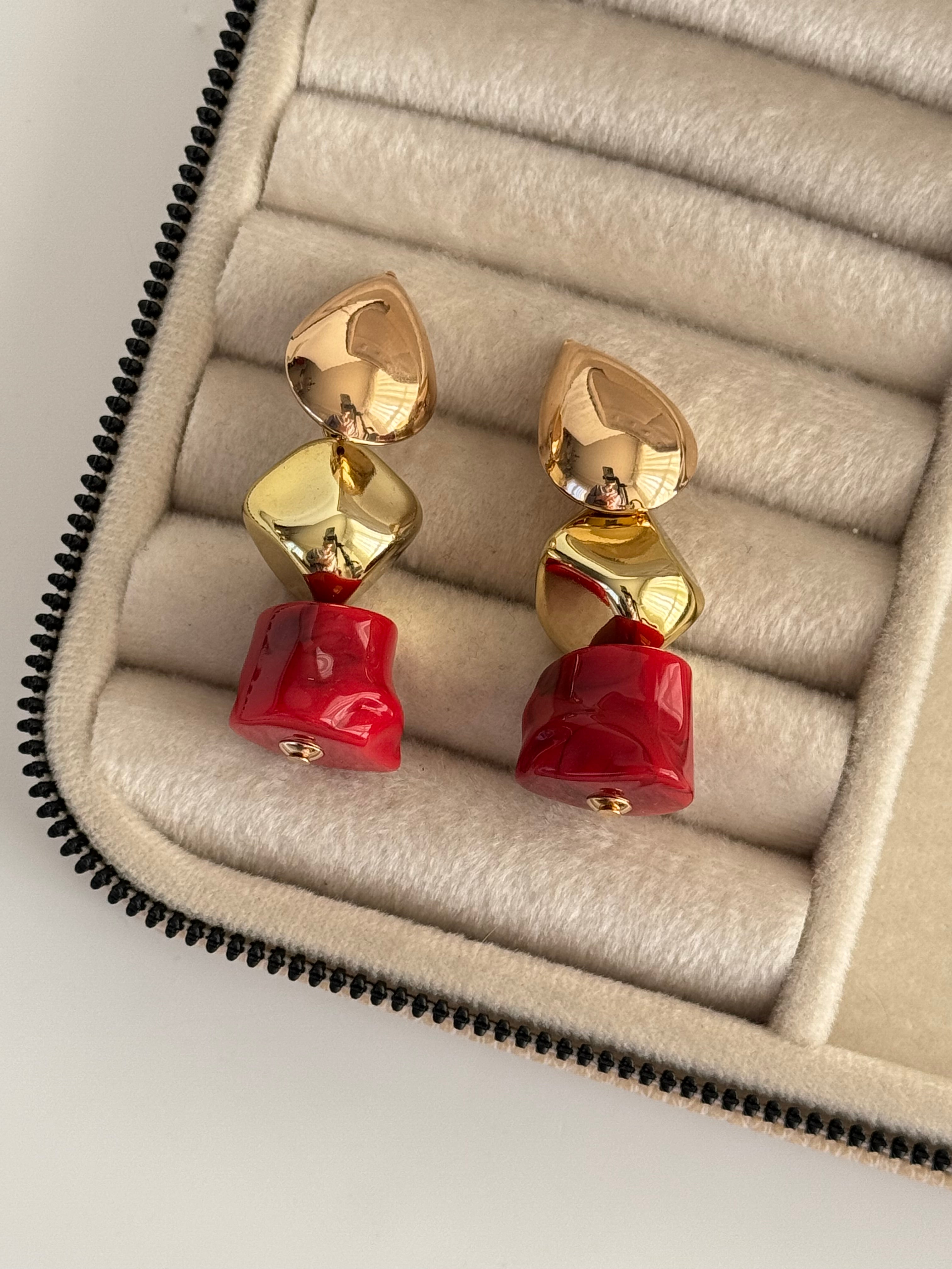 İTHAL MARKA MODEL KIRMIZI TAŞLI KÜPE