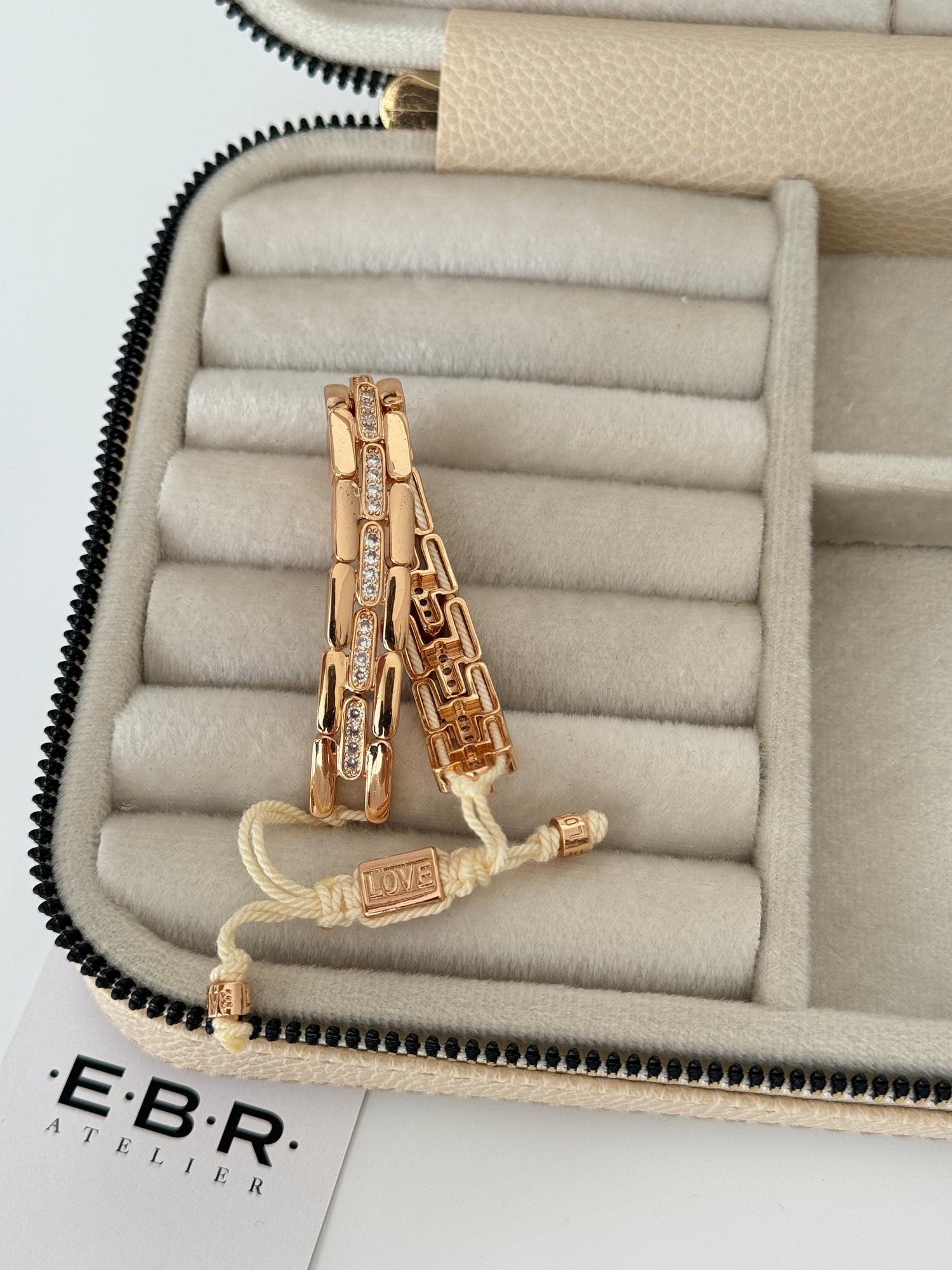 İTHAL TAŞ DETAYLI GOLD SİYAH İPLİ BİLEKLİK