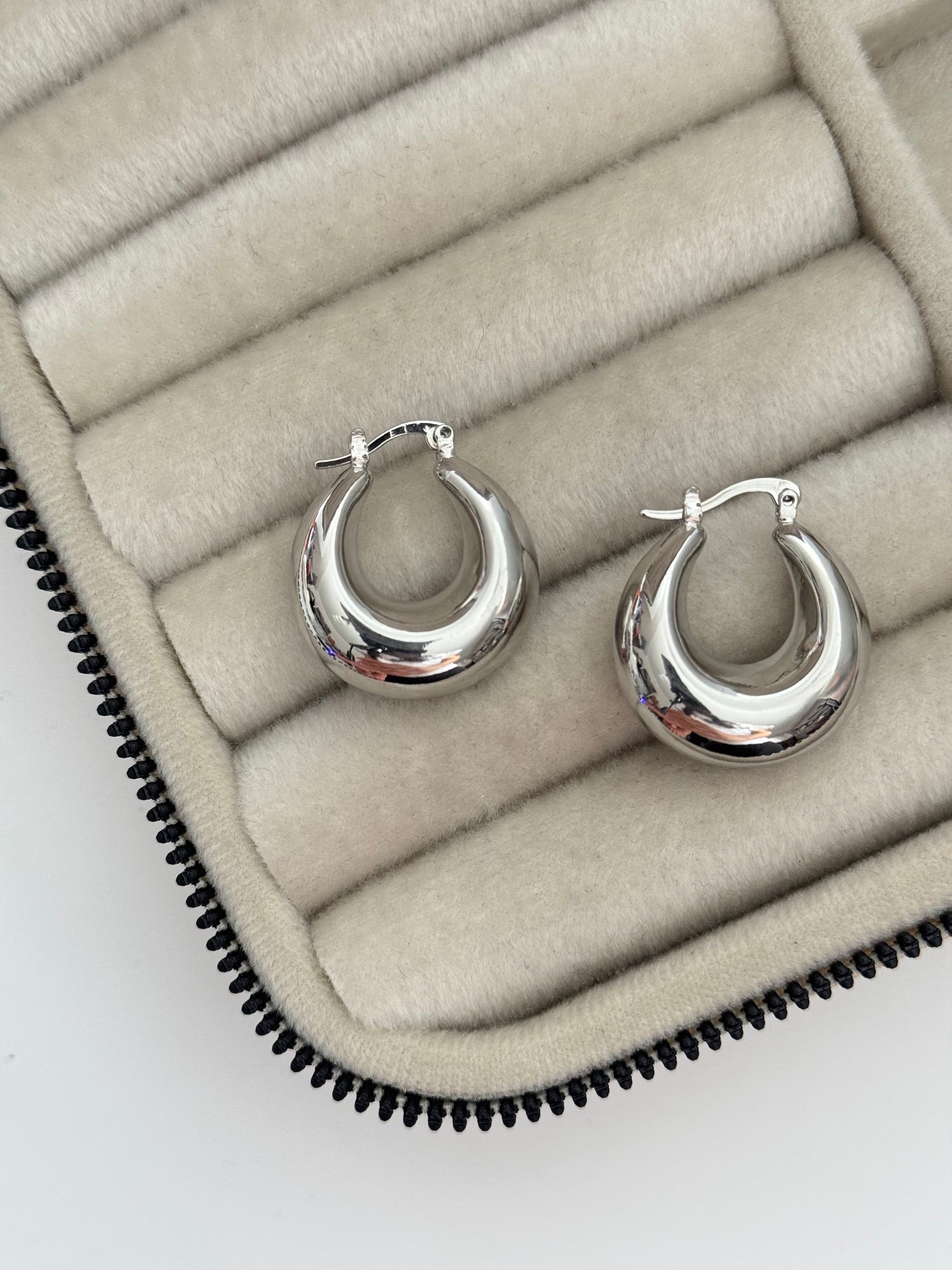 İTHAL  BALON BOMBELİ ORTA BOY SİLVER HALKA KÜPE