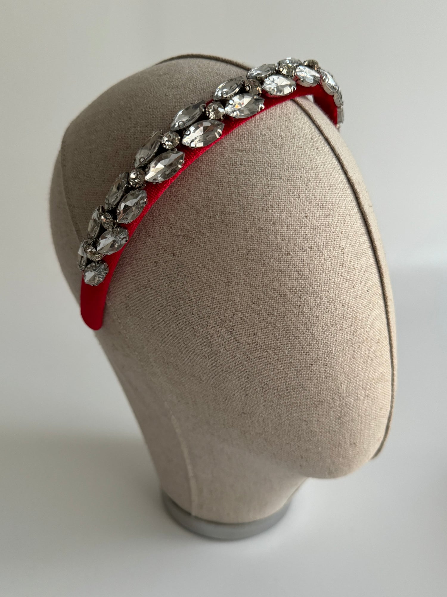 KIRMIZI TAŞLI KADİFE İNCE MODEL TAÇ