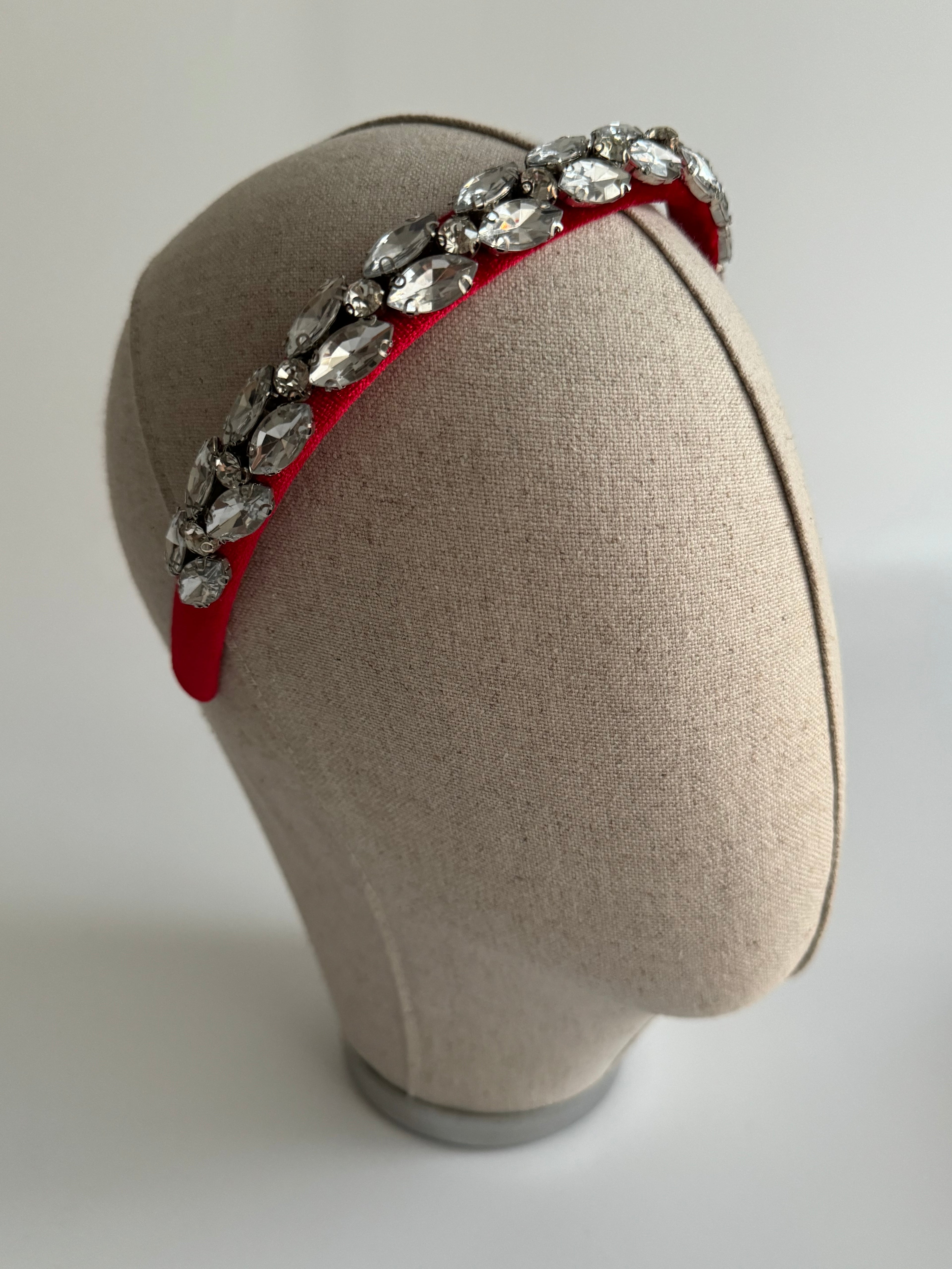 KIRMIZI TAŞLI KADİFE İNCE MODEL TAÇ