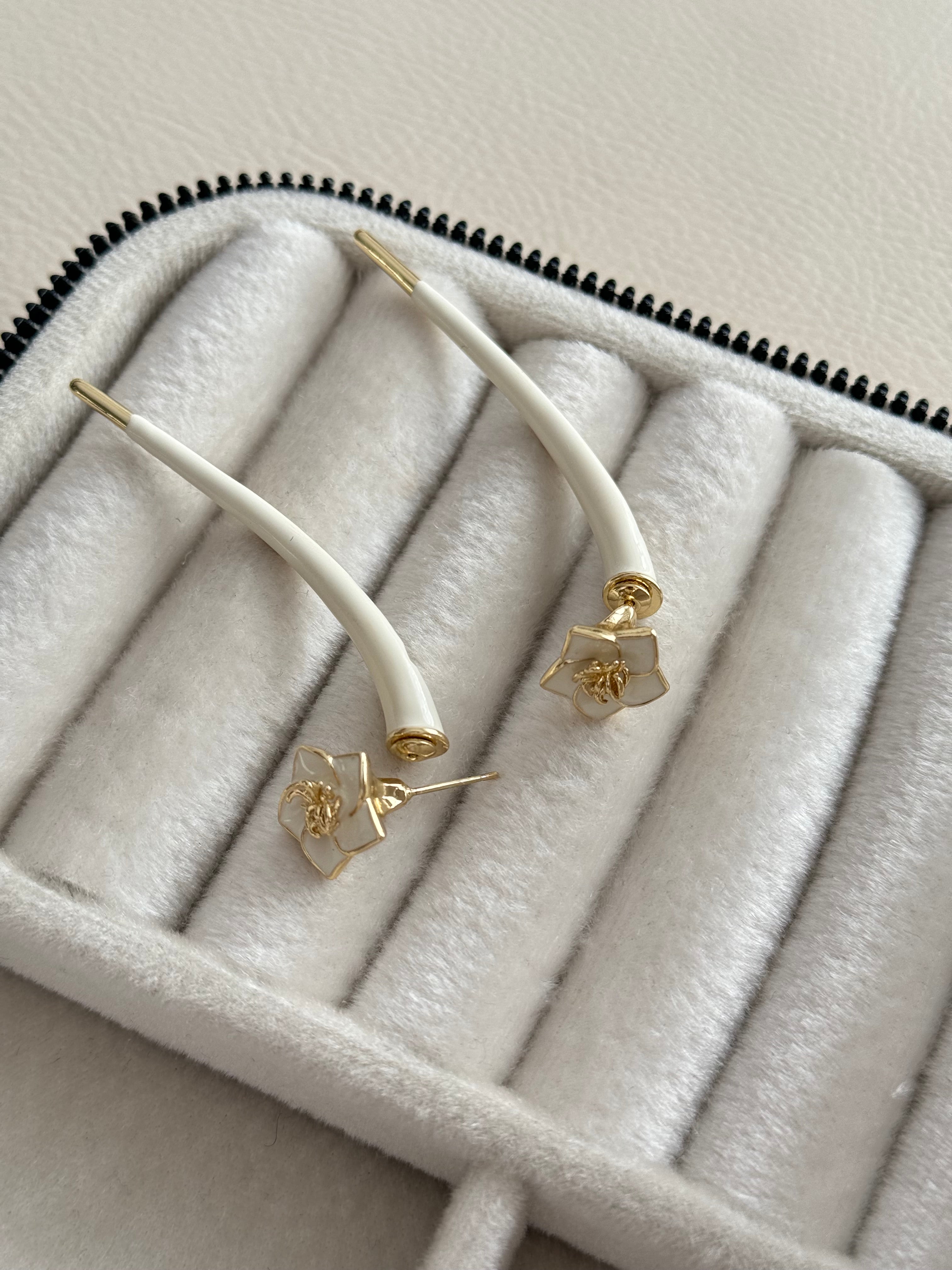 İTHAL BEYAZ MİNELİ ÇİÇEK DETAYLI MARKA MODEL GOLD KÜPE