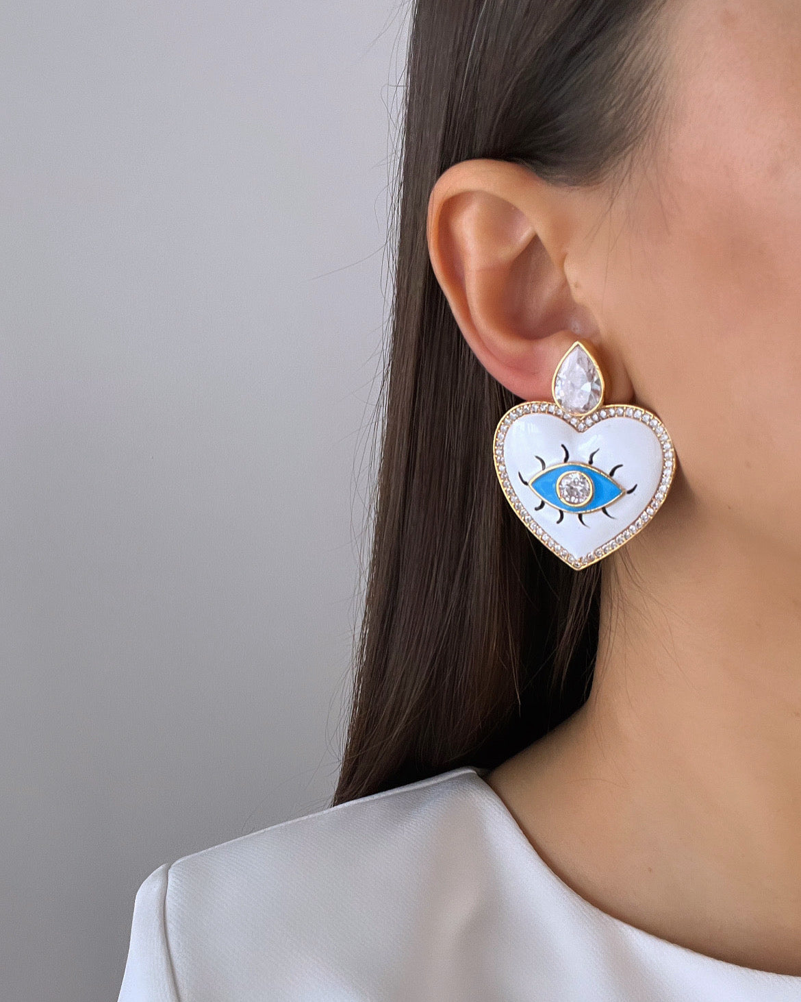 BEYAZ KALPLİ GÖZ DETAYLI ALTIN KAPLAMA KÜPE