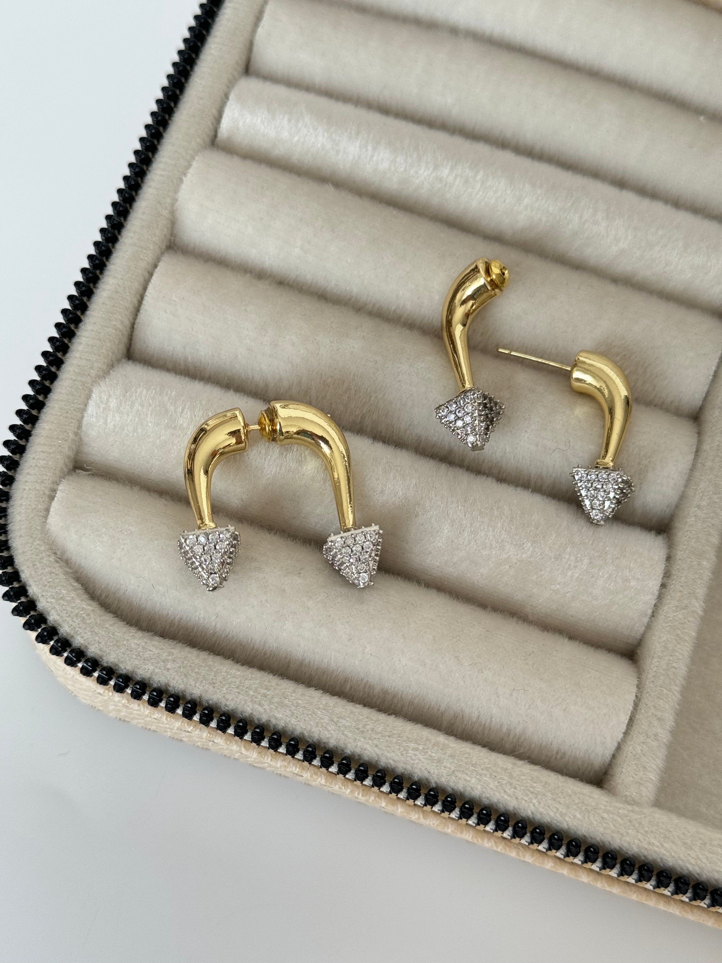 İTHAL MARKA MODEL ÇİVİ DETAYLI SİLVER TAŞ DETAYLI GOLD KÜPE