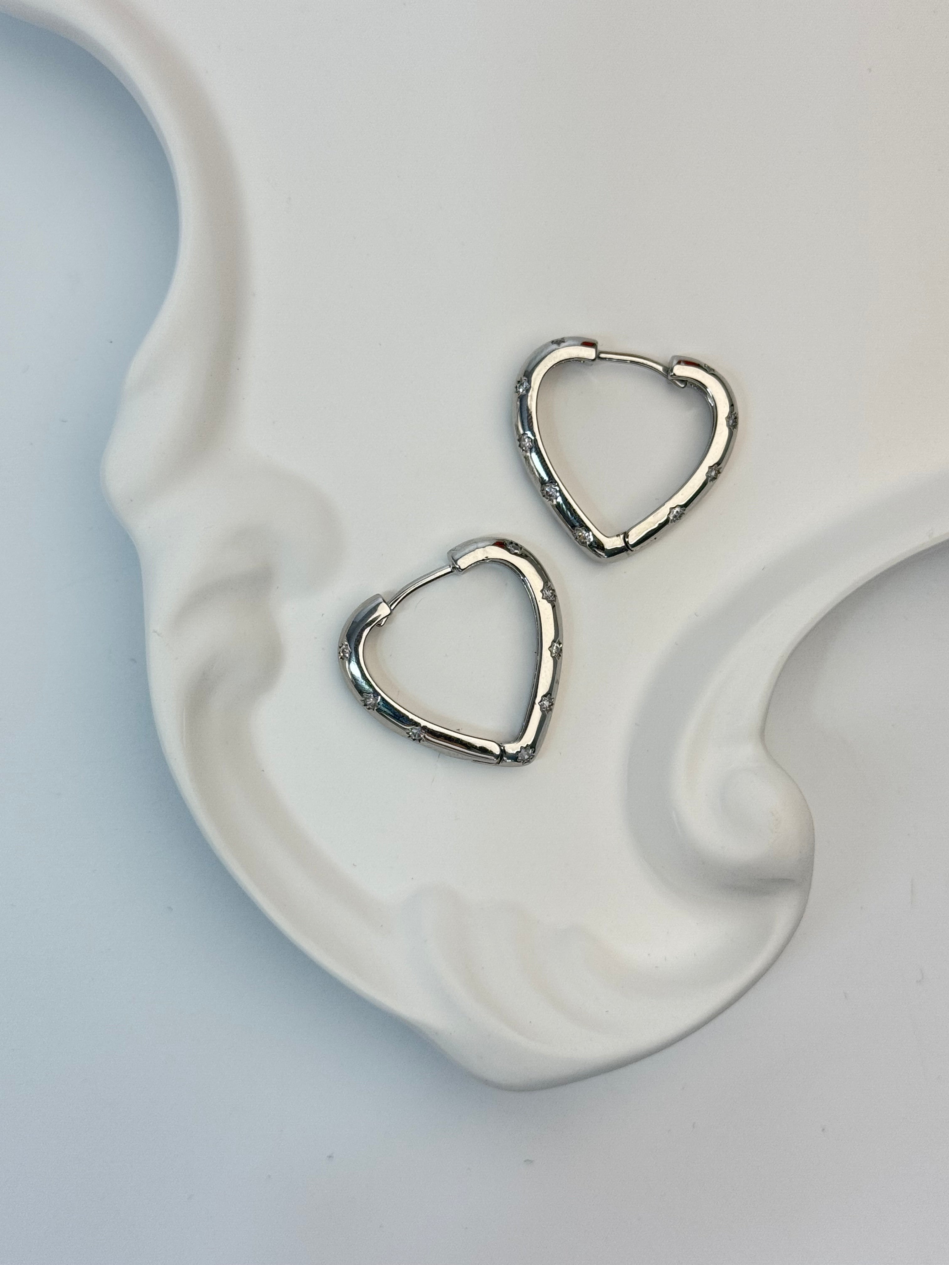 TAŞ DETAYLI KALPLİ SİLVER HALKA KÜPE