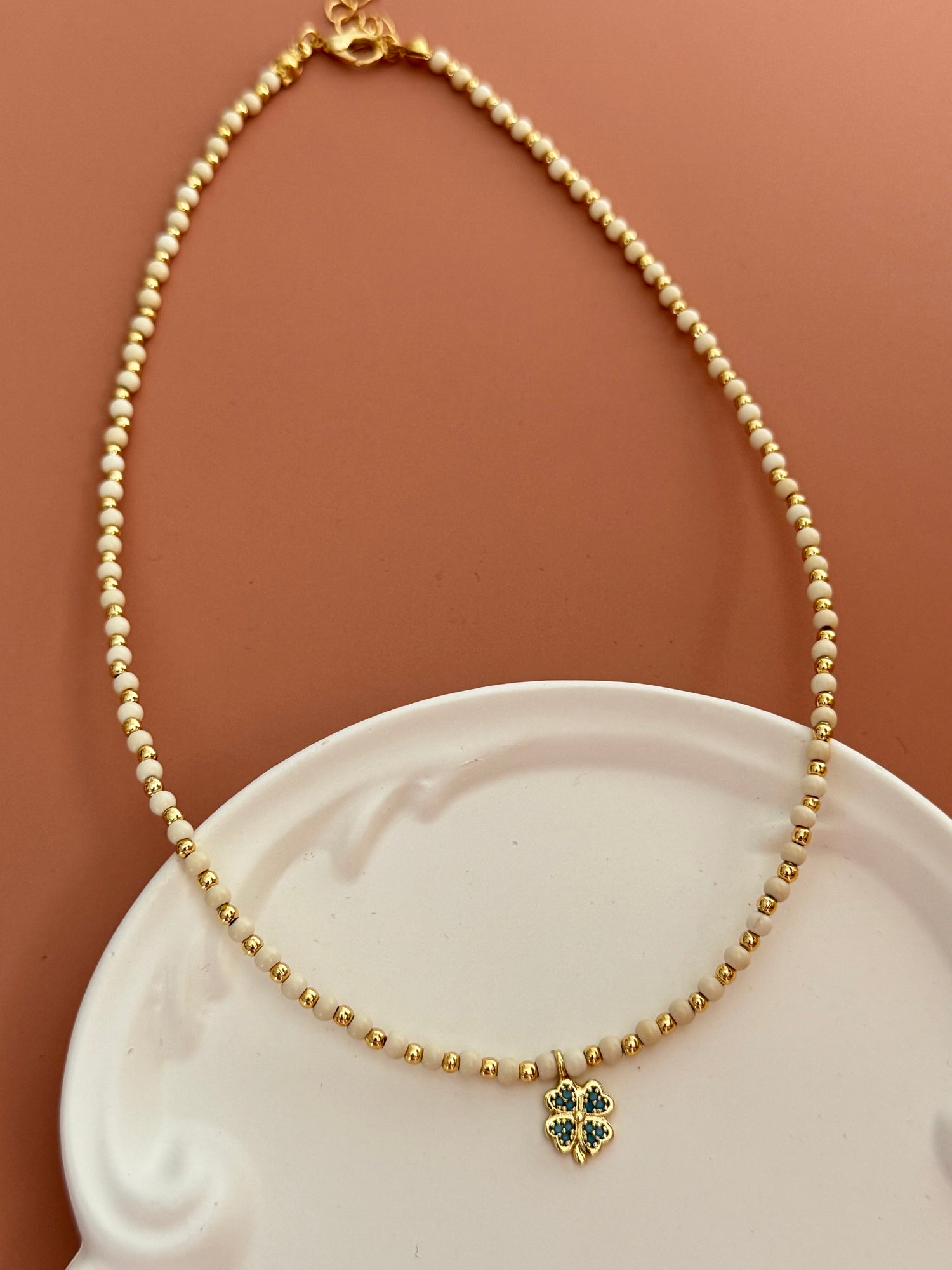 SUNA YONCALI KREM BONCUKLU ALTIN KAPLAMA DETAYLI KOLYE