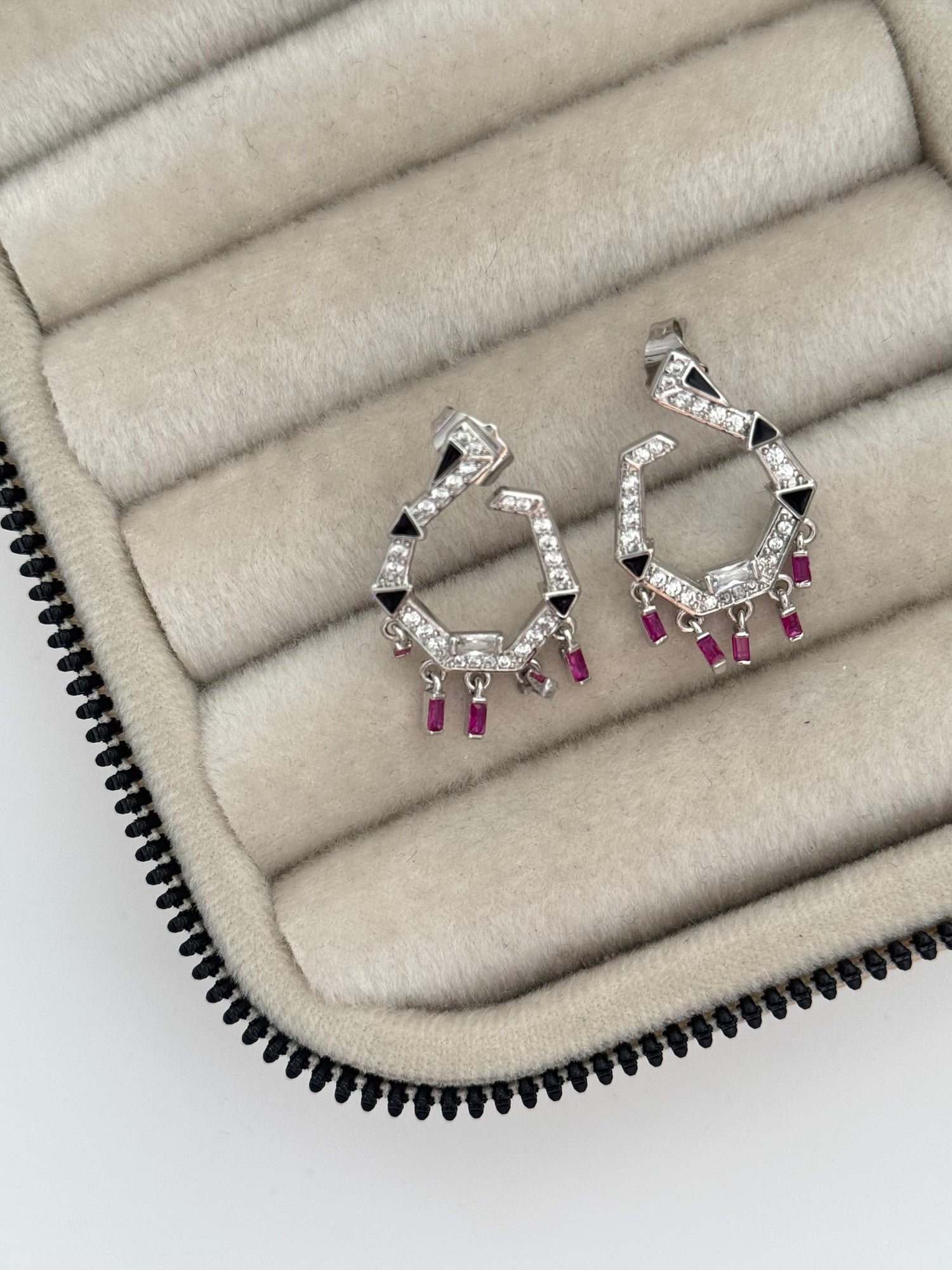 İTHAL FUŞYA TAŞ DETAYLI SİLVER KÜPE