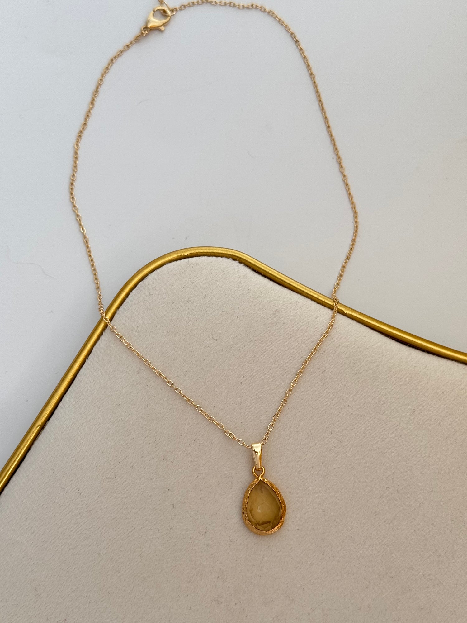 SARI DOĞAL TAŞLI ALTIN KAPLAMA KOLYE