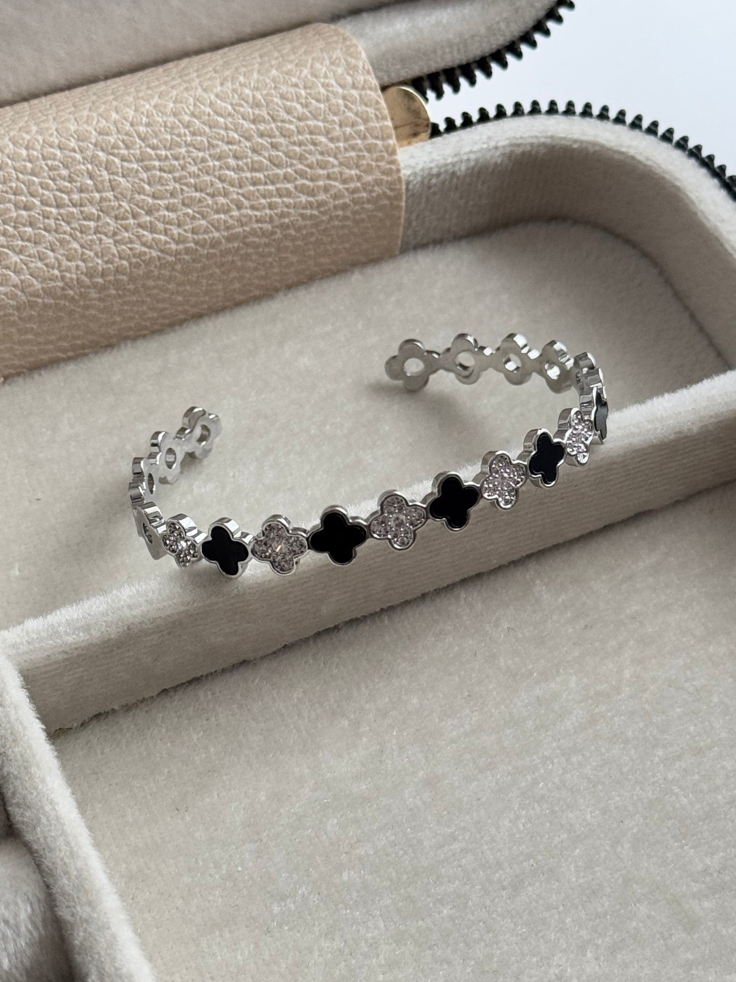 İTHAL YONCA DETAYLI SİLVER AYARLANABİLİR KELEPÇE BİLEZİK