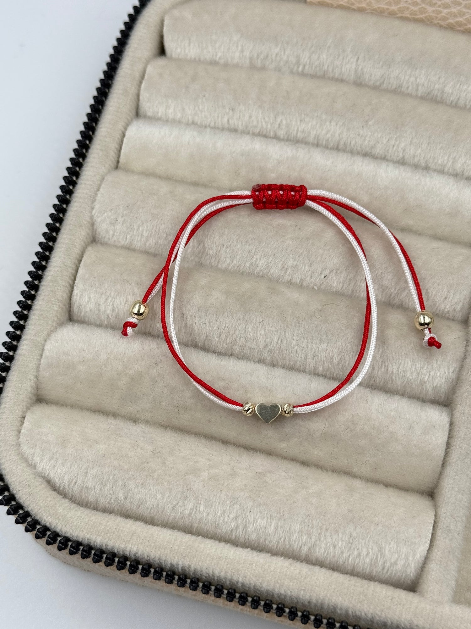 İTHAL KALP DETAYLI KIRMIZI BEYAZ İPLİ AYARLANABİLİR BİLEKLİK