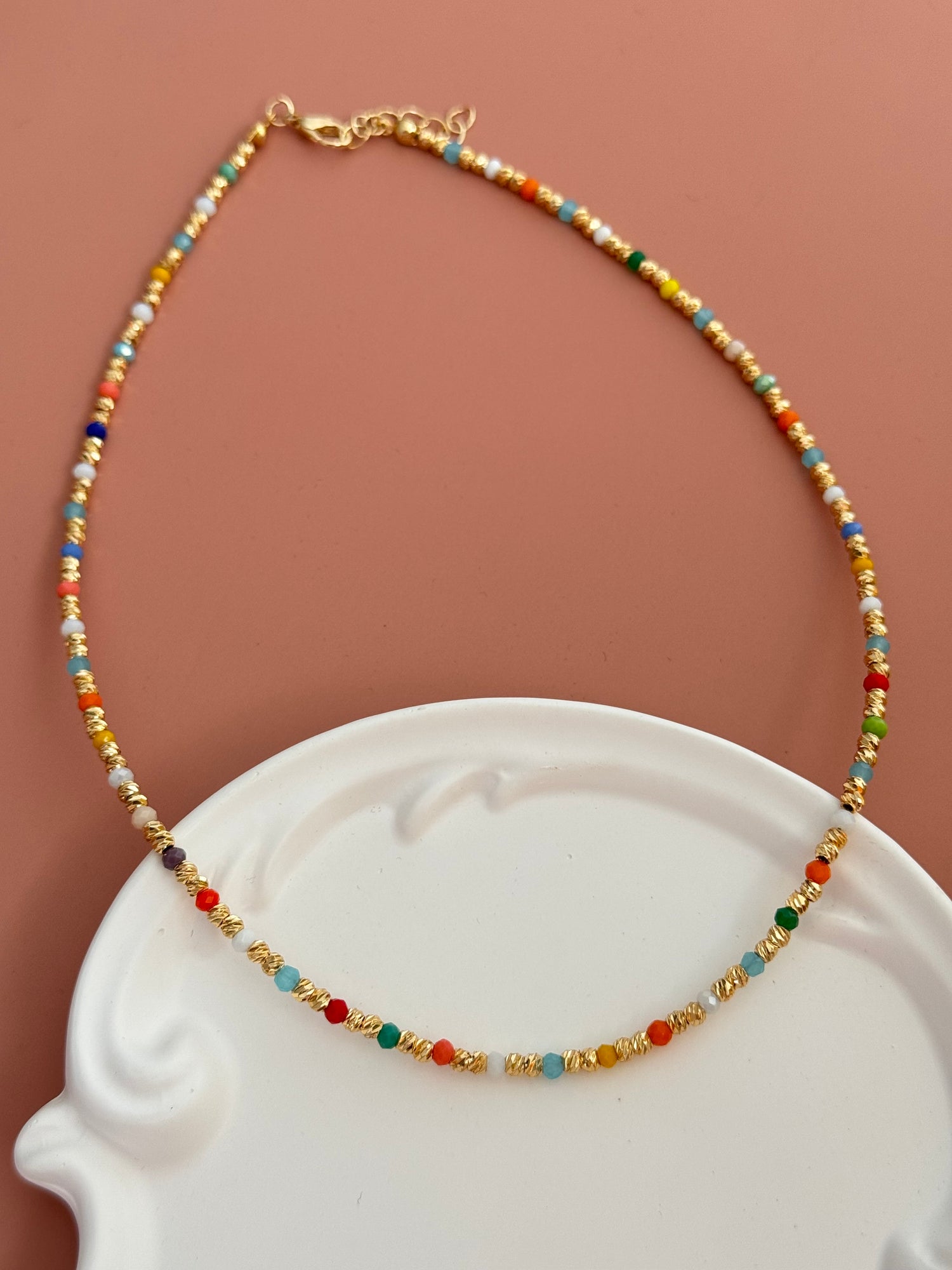 ORİN RENKLİ BONCUKLU ALTIN KAPLAMA DETAYLI KOLYE