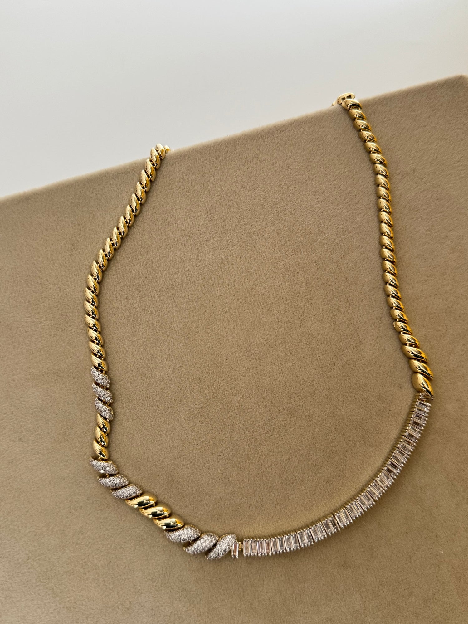 VİRA TAŞ DETAYLI GOLD KOLYE