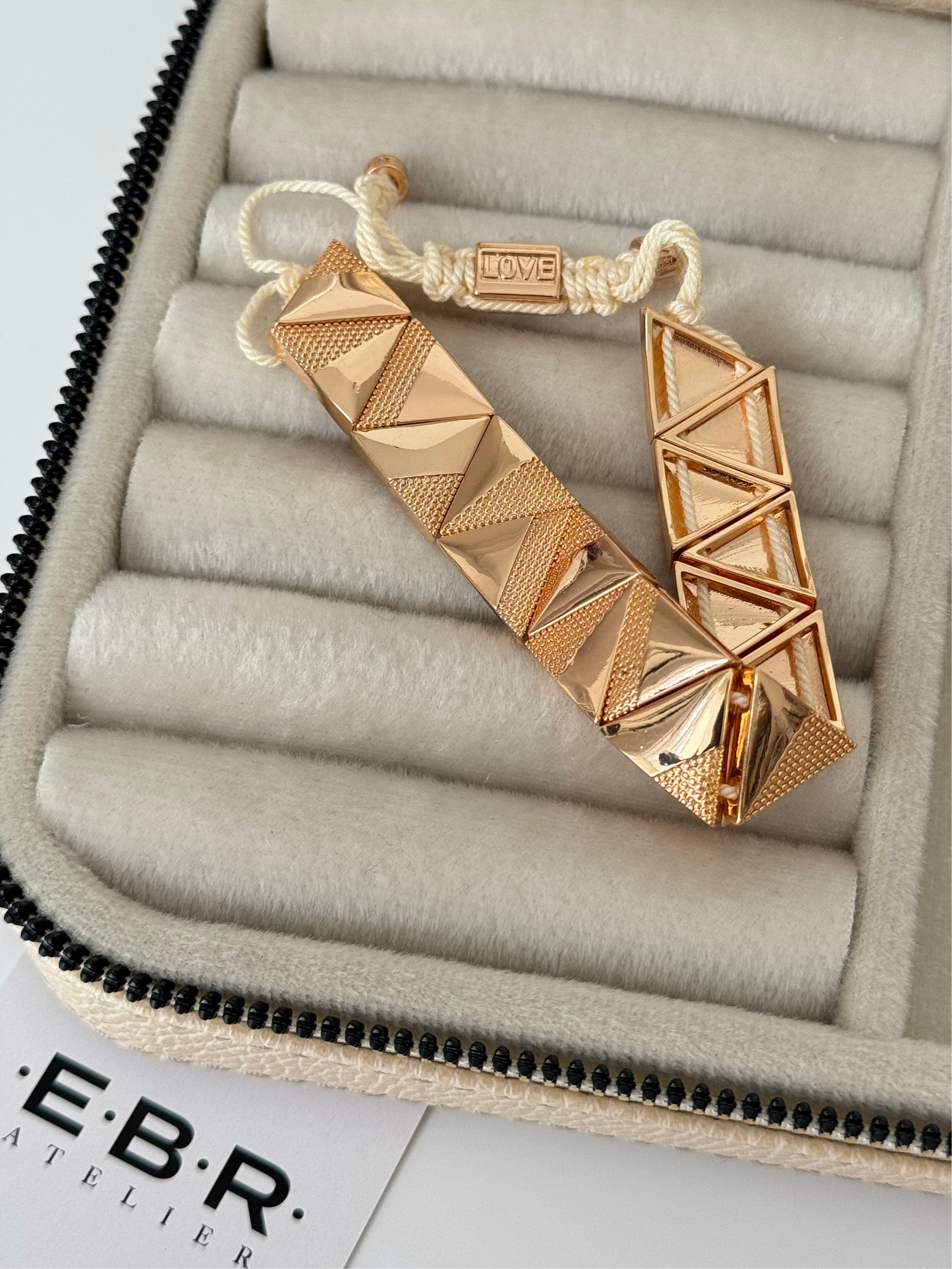 İTHAL ÜÇGEN DETAYLI GOLD BEYAZ İPLİ BİLEKLİK