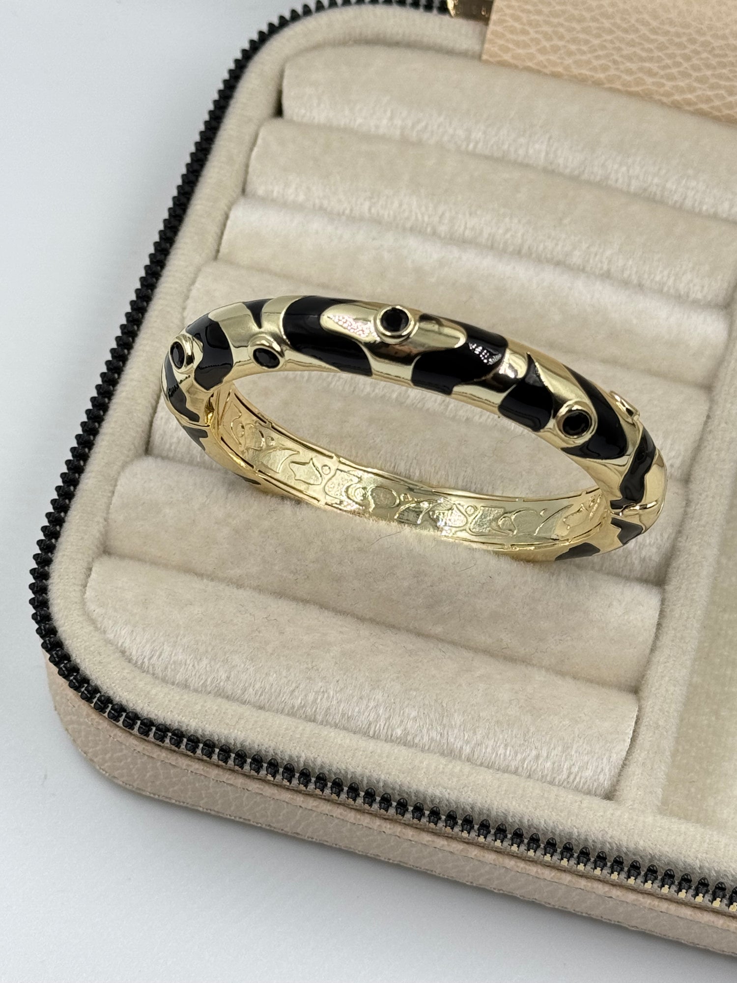 İTHAL SİYAH MİNELİ TAŞ DETAYLI GOLD KELEPÇE BİLEZİK