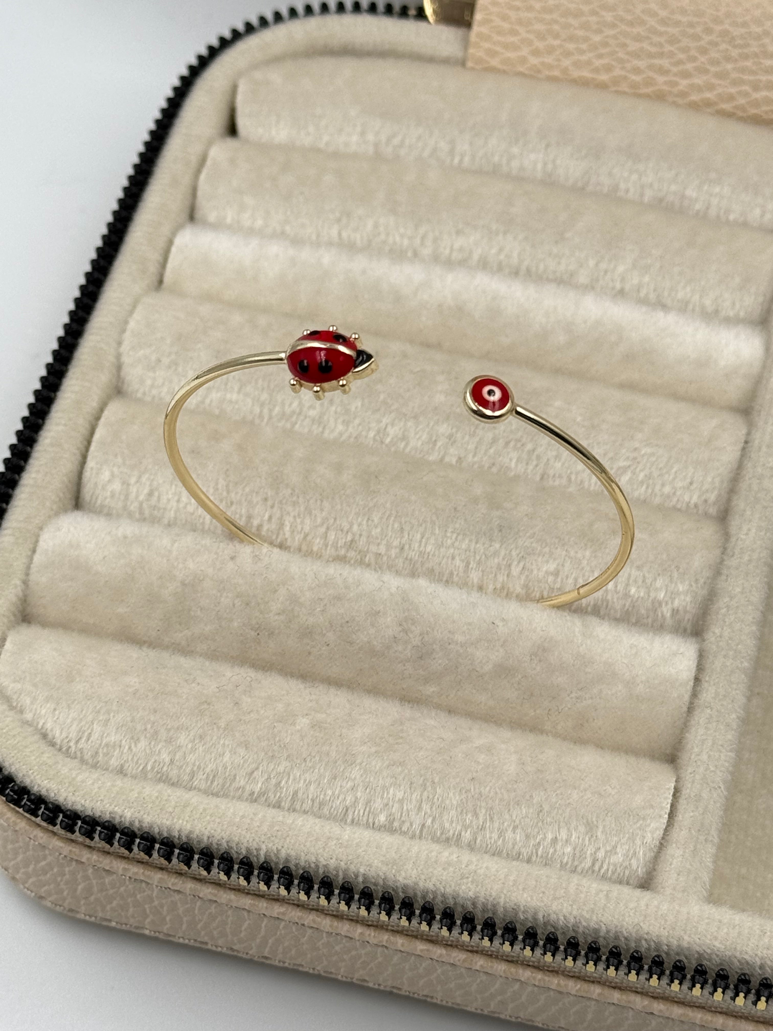 İTHAL UĞUR BÖCEĞİ DETAYLI NAZAR BONCUKLU GOLD KELEPÇE BİLEZİK