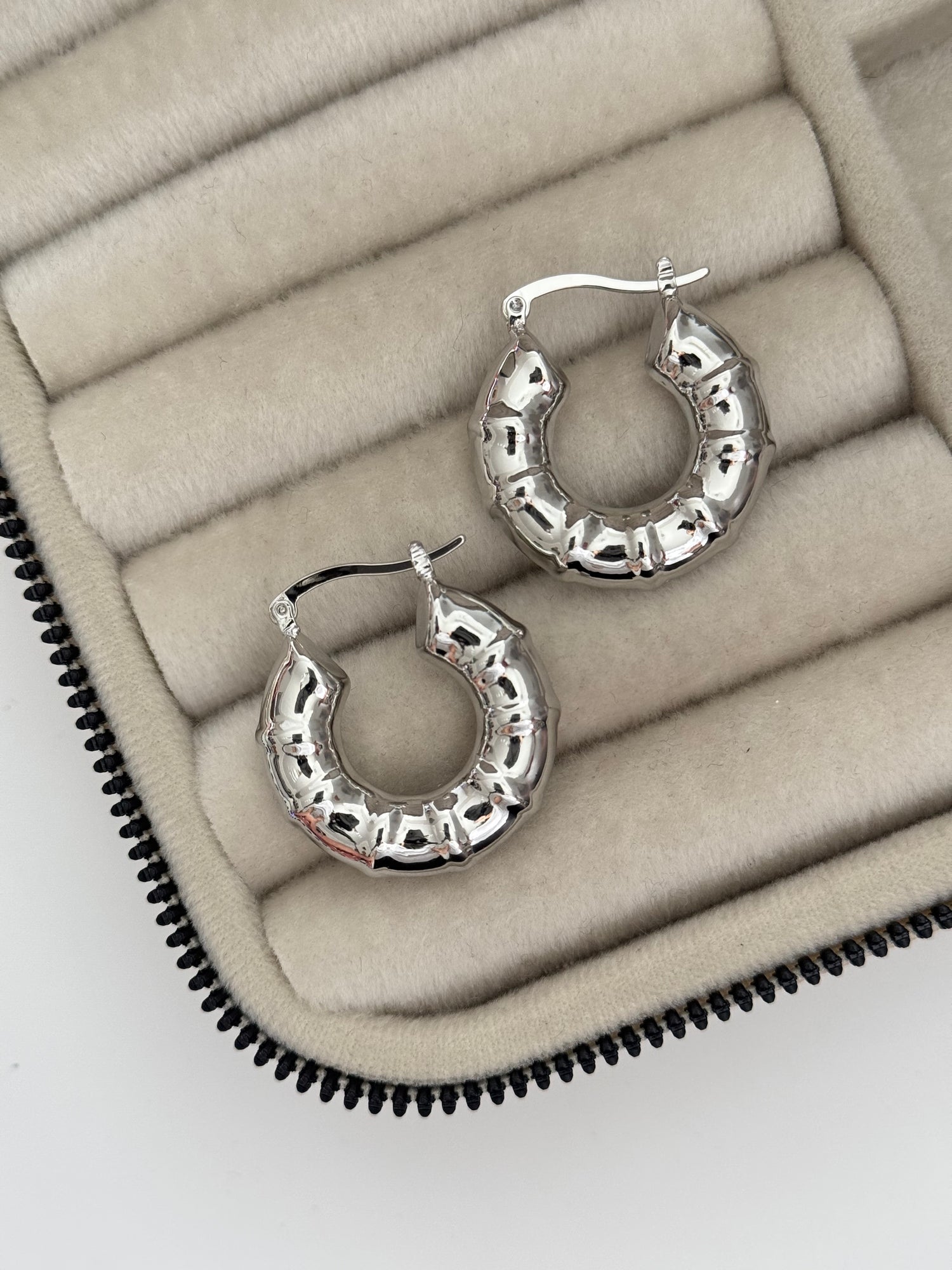 İTHAL BALON KEMİK DETAYLI SİLVER HALKA KÜPE