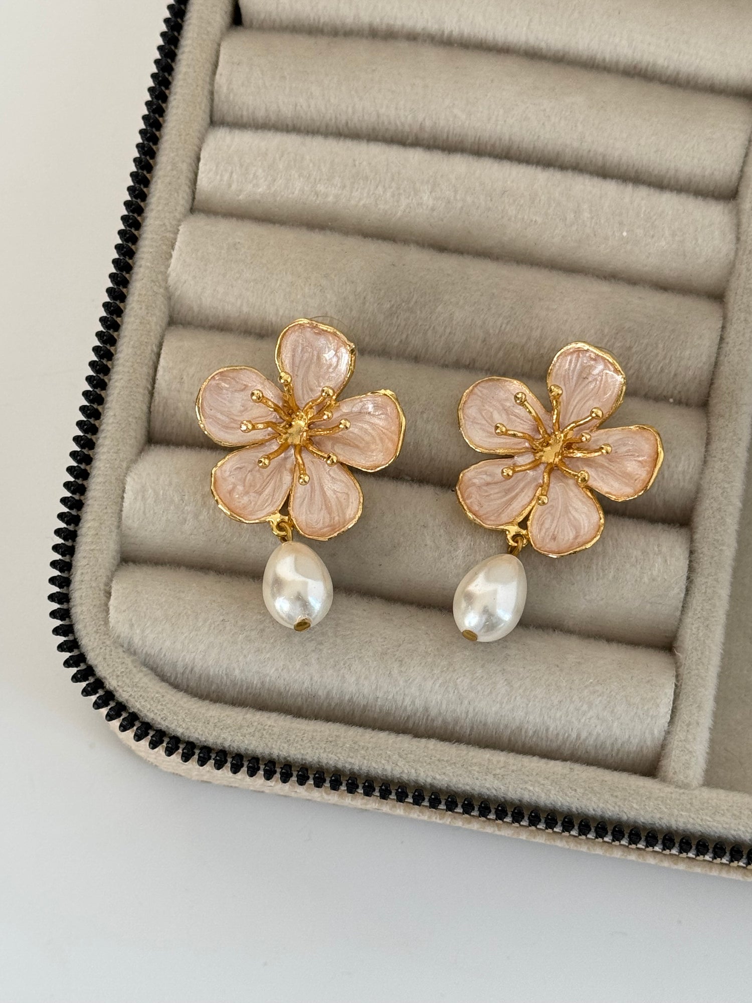 MENEKŞE MODEL İNCİ DETAYLI KREM ALTIN KAPLAMA KÜPE