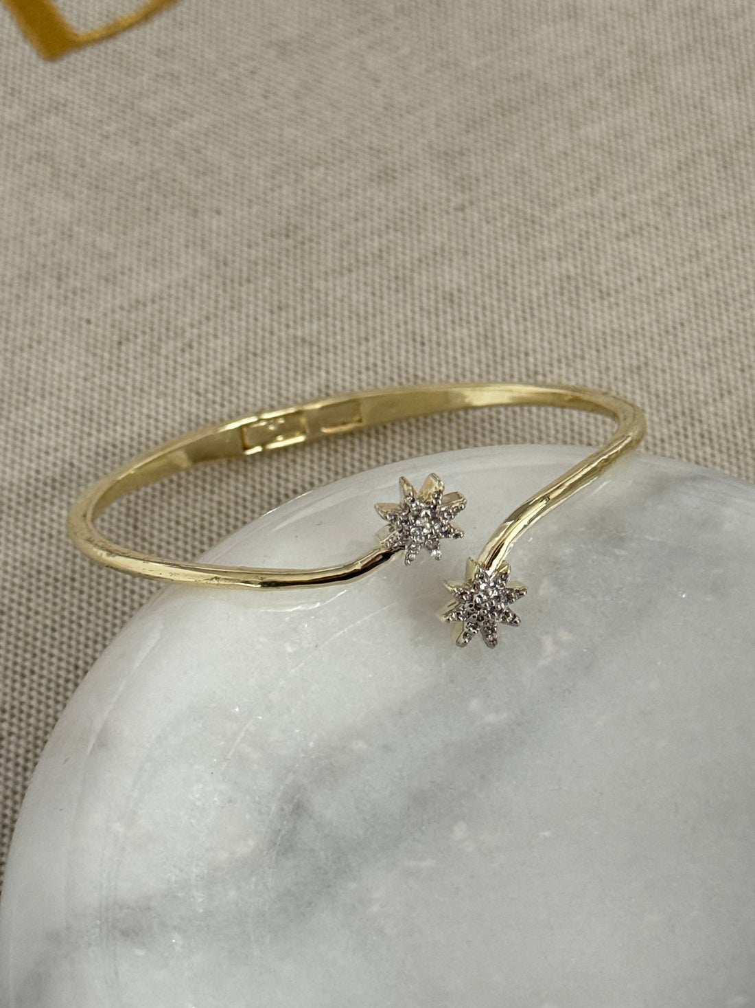 LİVİA YILDIZ DETAYLI GOLD KELEPÇE BİLEZİK BİLEKLİK