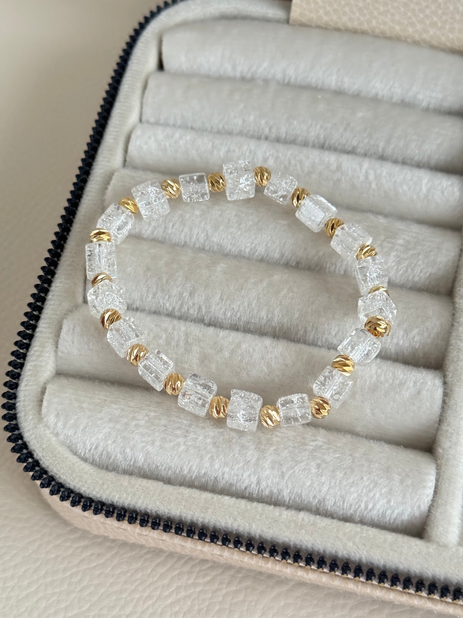 KRİSTAL CAM BONCUKLU ALTIN KAPLAMA DORİKA DETAYLI BİLEKLİK