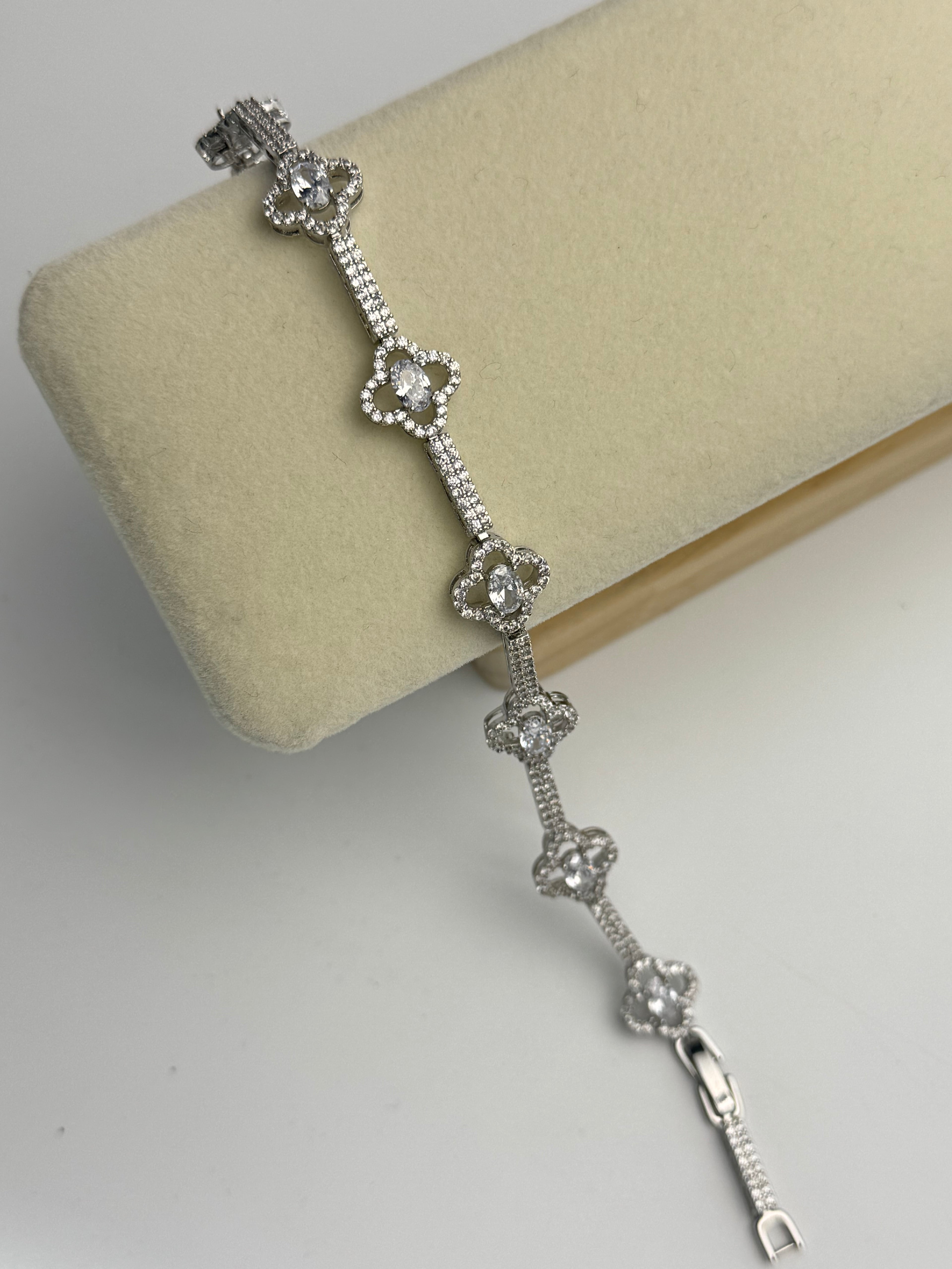 ÇİÇEK DETAYLI İTHAL ZİRKON TAŞLI SİLVER BİLEKLİK