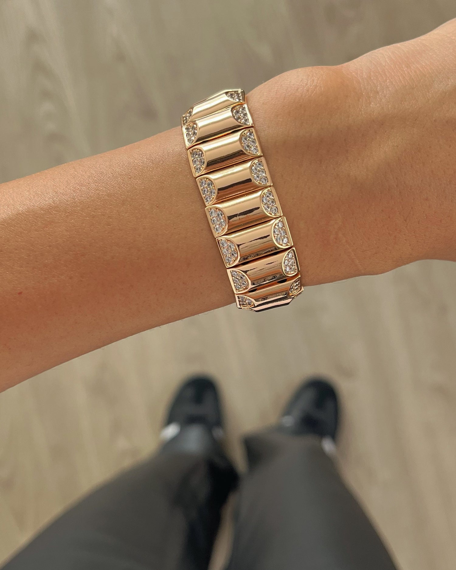 İTHAL TAŞ DETAYLI GOLD SİYAH İPLİ BİLEKLİK