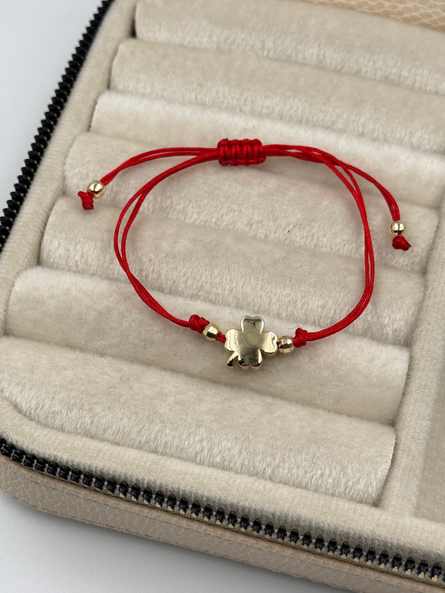 İTHAL YONCA DETAYLI KIRMIZI İPLİ AYARLANABİLİR BİLEKLİK