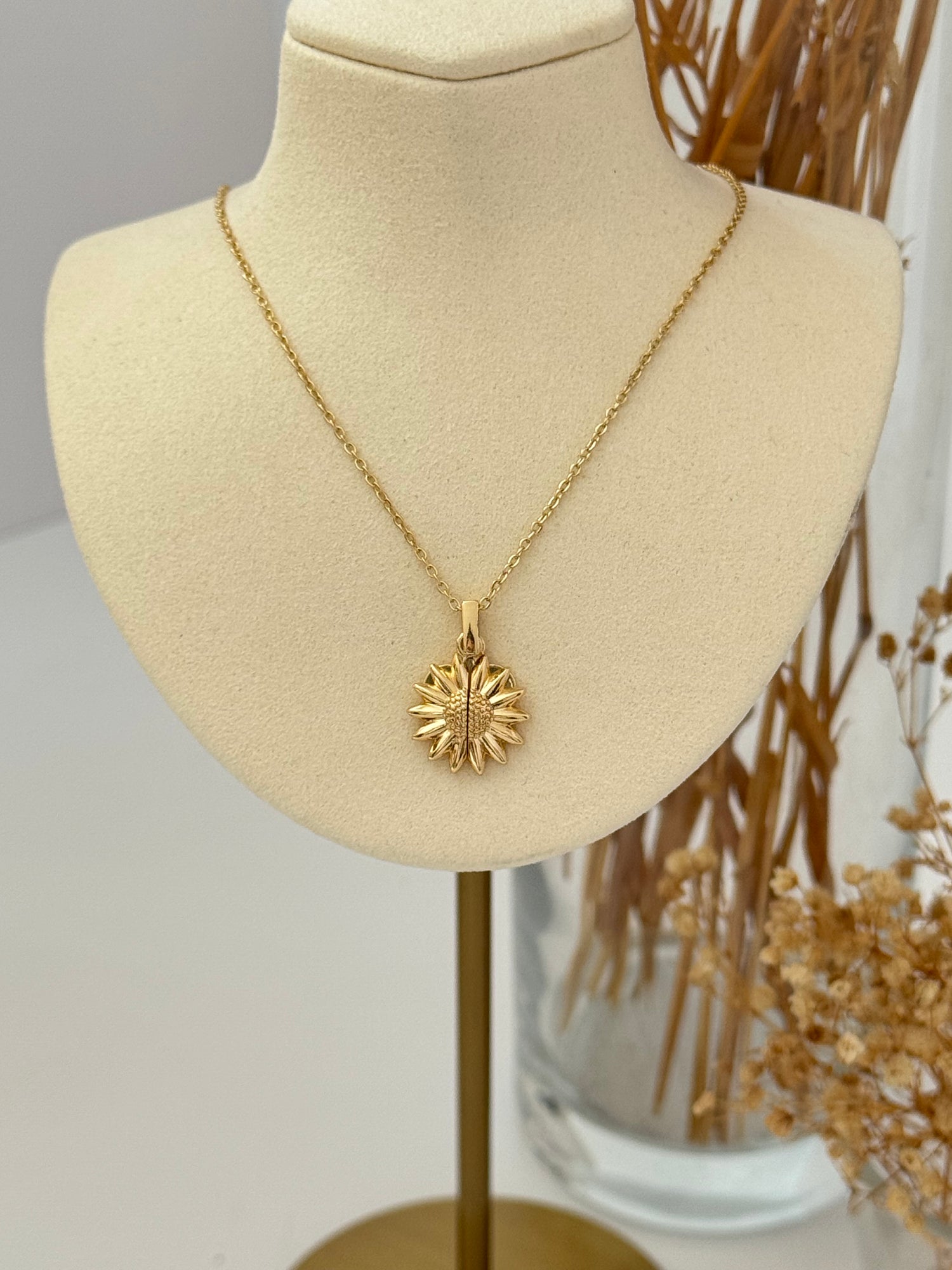 ÇİÇEKLİ AÇILABİLİR KALP DETAYLI GOLD ÇELİK KOLYE