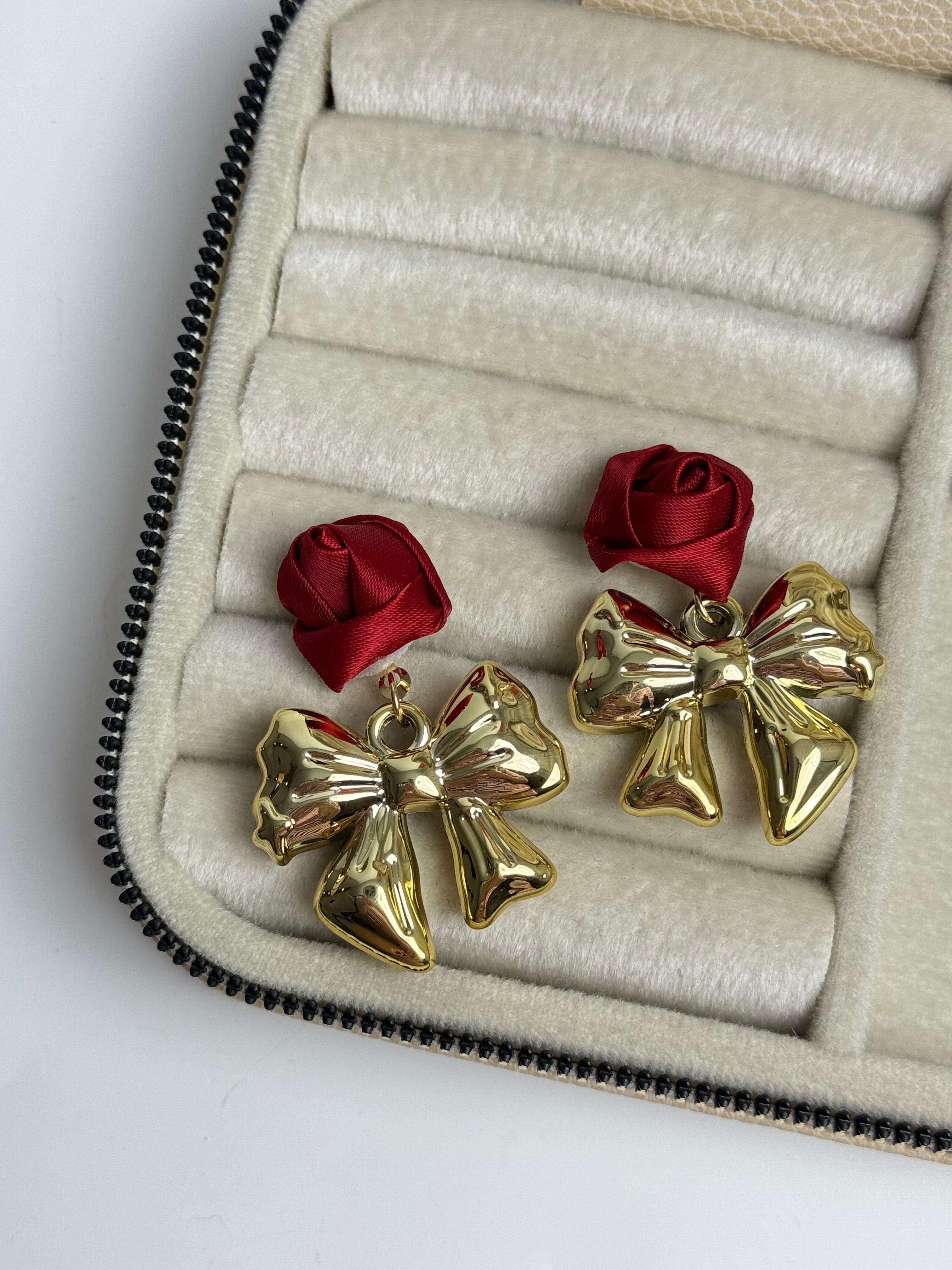 İTHAL GÜL DETAYLI FİYONKLU MARKA MODEL KÜPE